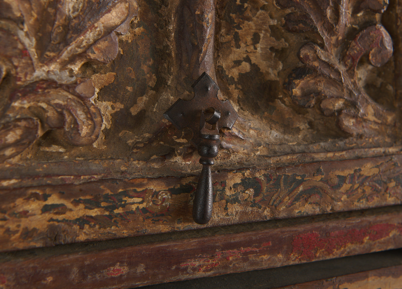 18TH CENTURY TABLE TOP VARGUENO