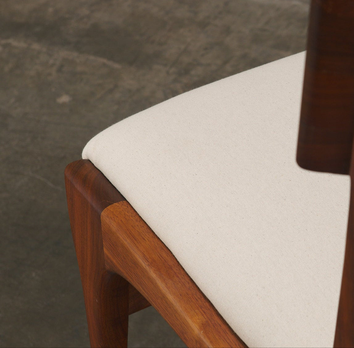 BCW NEOCLASSIC SIDE CHAIR