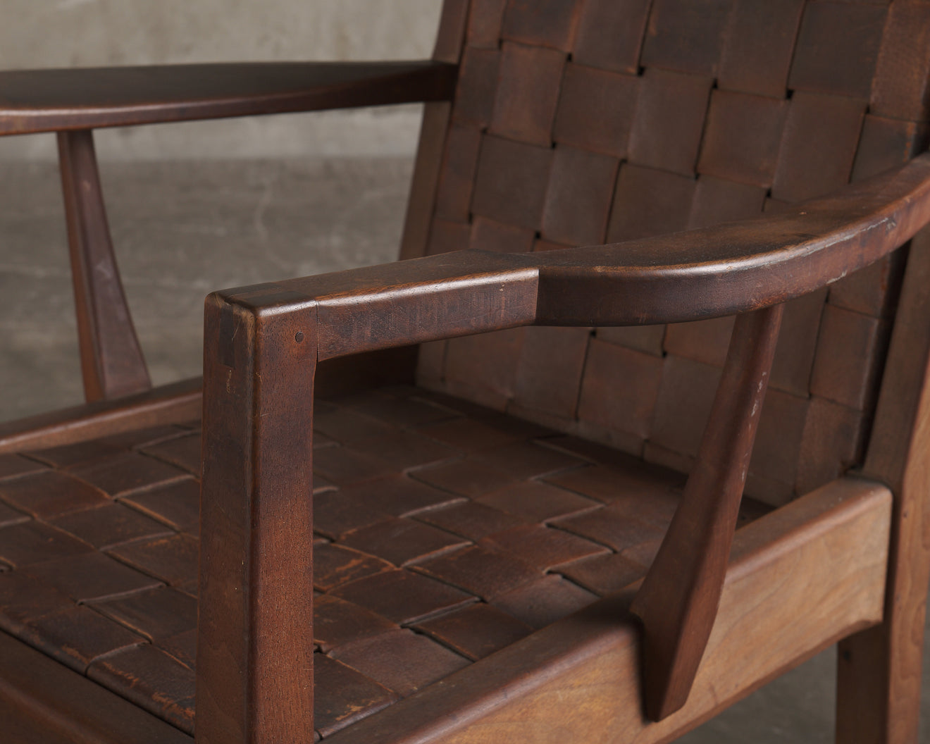 GORDON RUSSELL WOVEN LEATHER LOUNGE CHAIR, ENGLAND, EARLY 20TH CENTURY