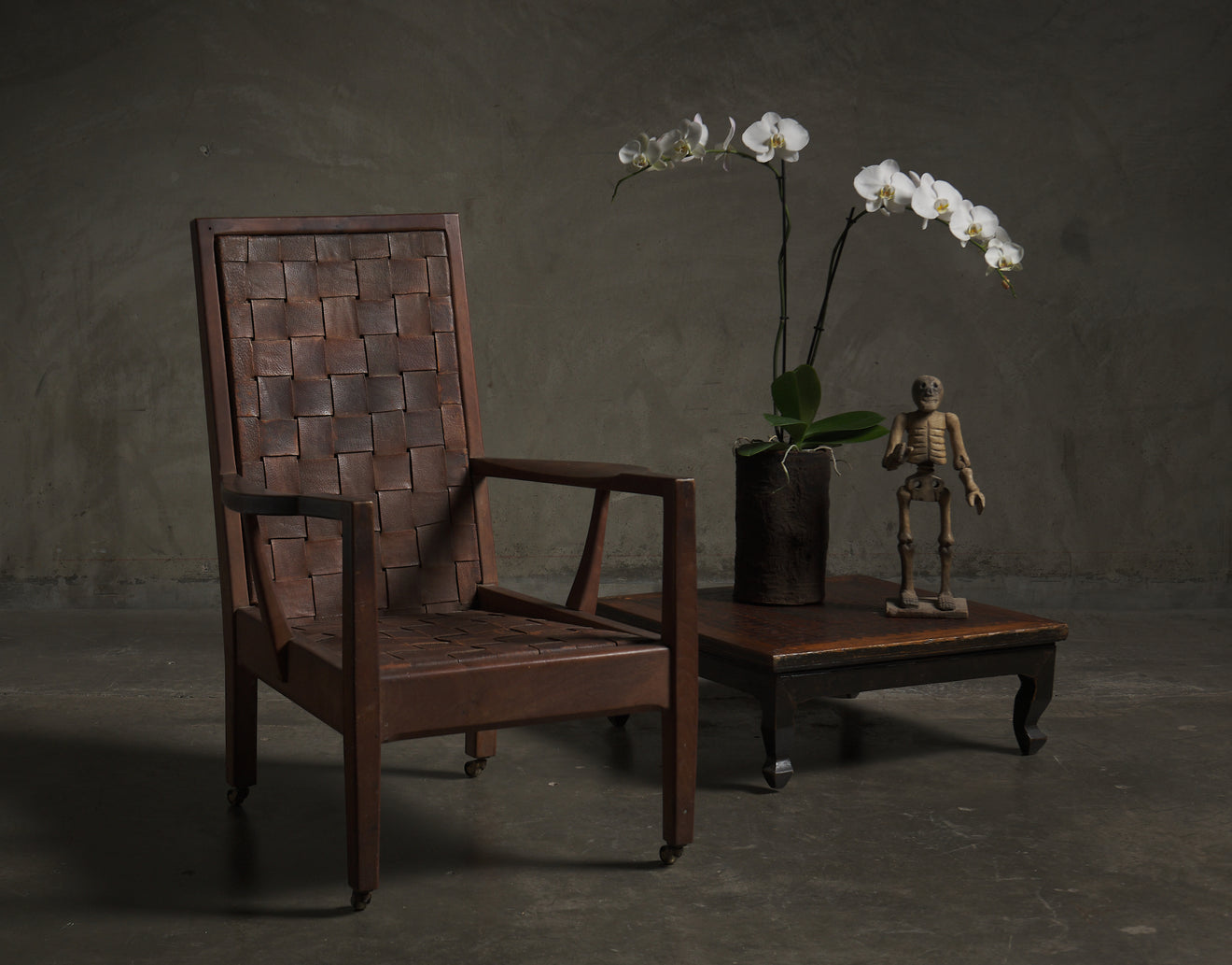 GORDON RUSSELL WOVEN LEATHER LOUNGE CHAIR, ENGLAND, EARLY 20TH CENTURY