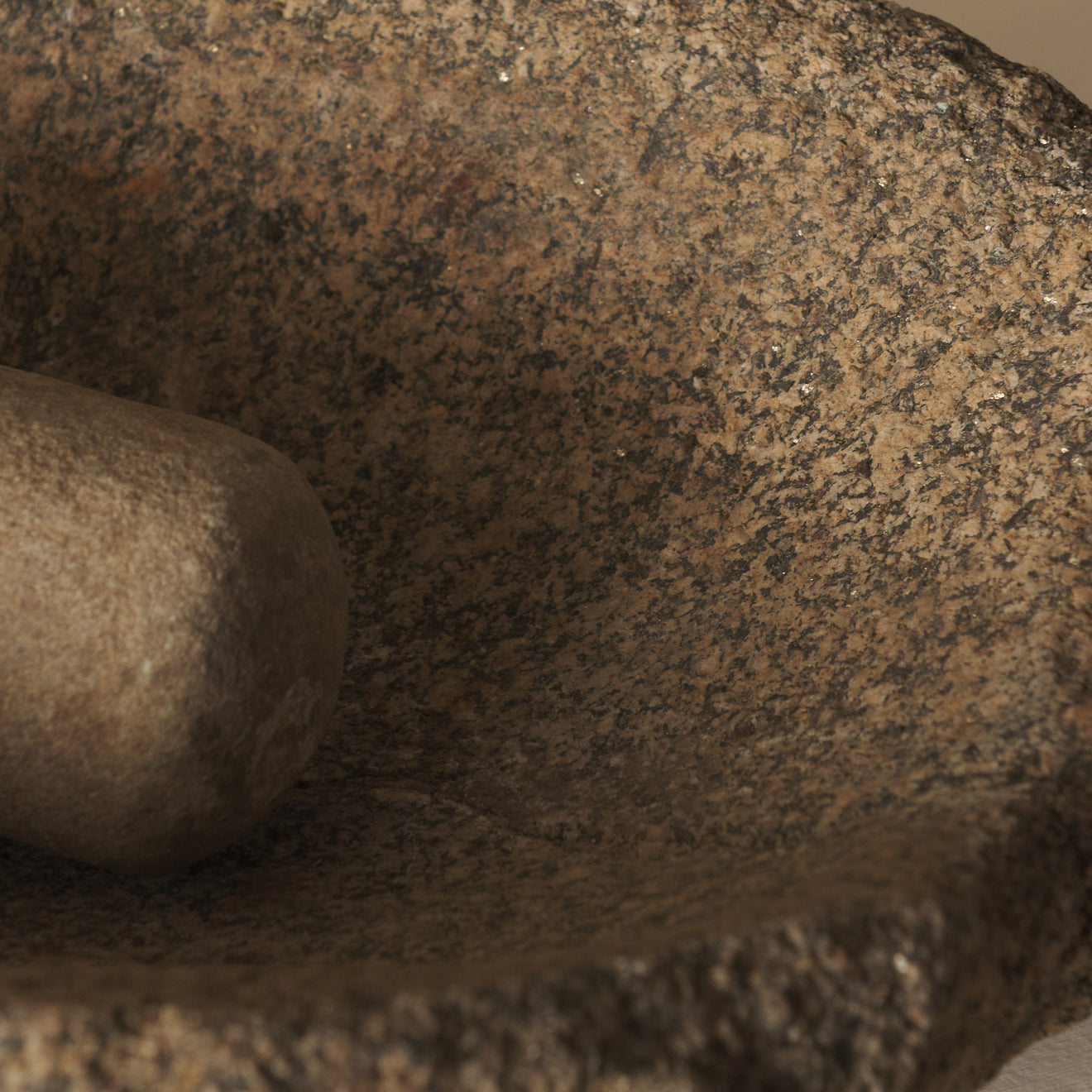 NATIVE AMERICAN GRINDING STONE(S) / METATE & MANO