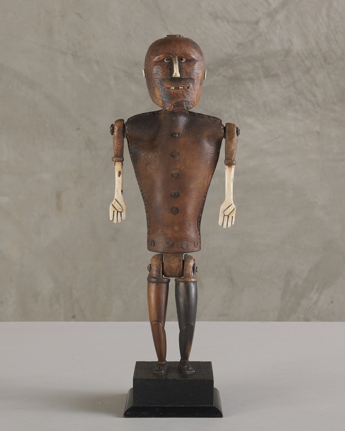 UNNKOWN PROVENANCE FOLK ART CARVED WOOD FIGURE OF MAN