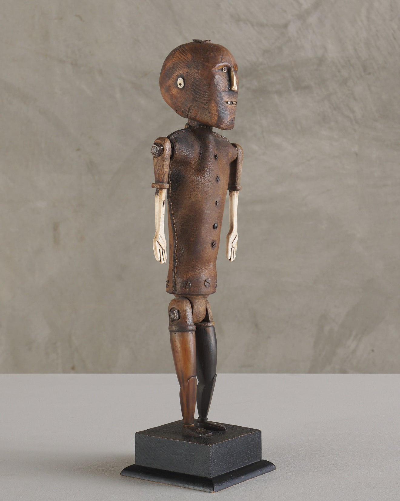 UNNKOWN PROVENANCE FOLK ART CARVED WOOD FIGURE OF MAN