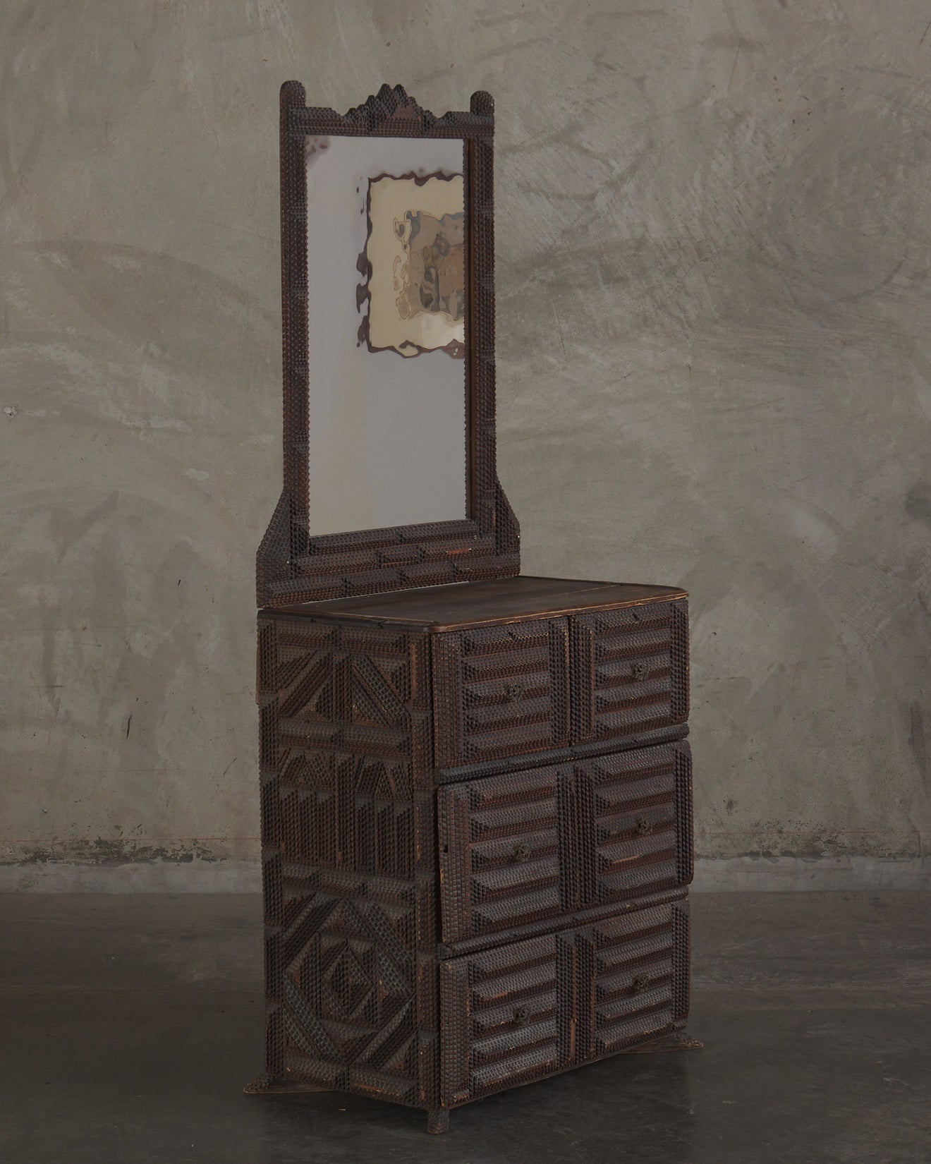 A TRAMP ART VANITY WITH WAVY MIRROR, LATE 19TH C