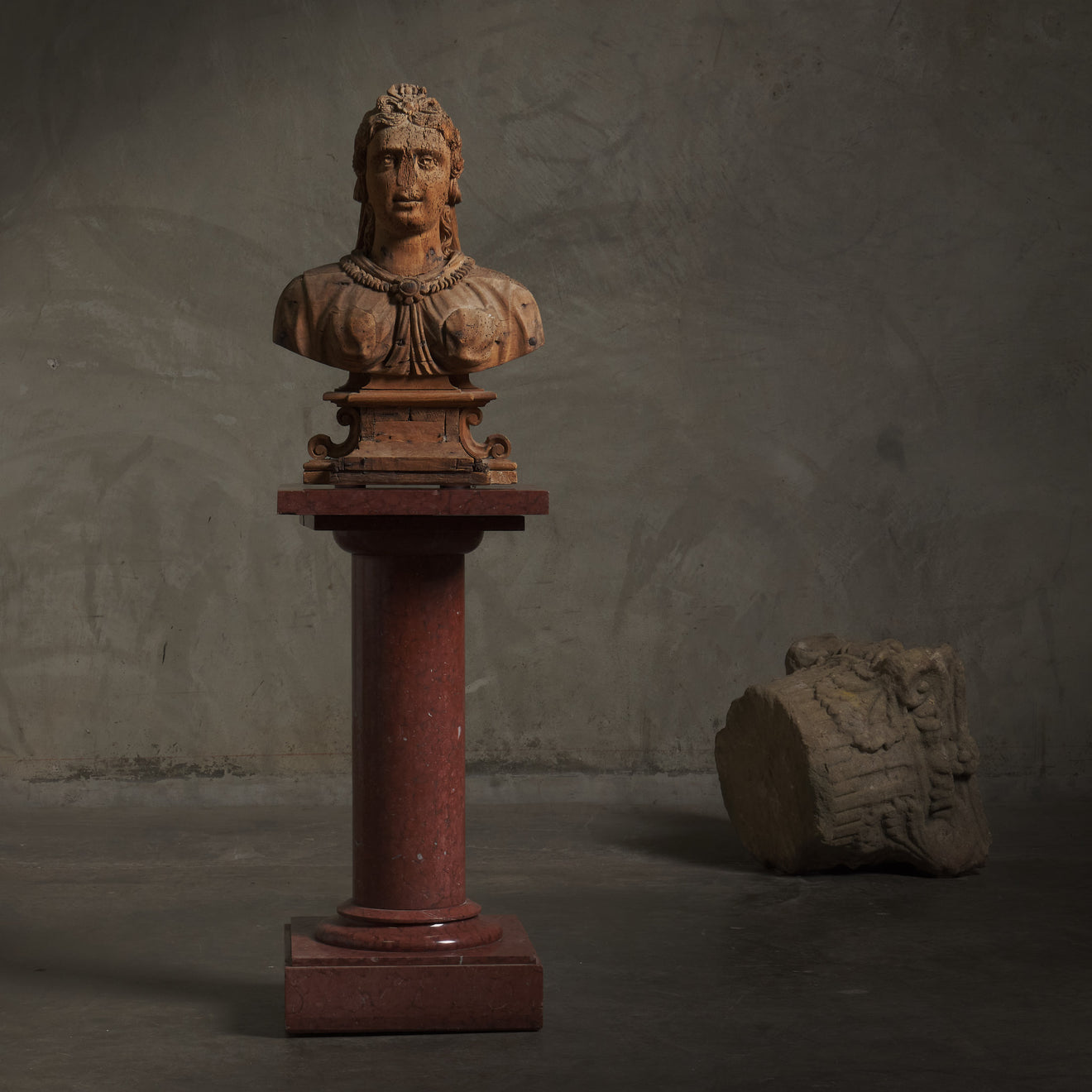 ITALIAN WOODEN NOSELESS LADY, 18th C