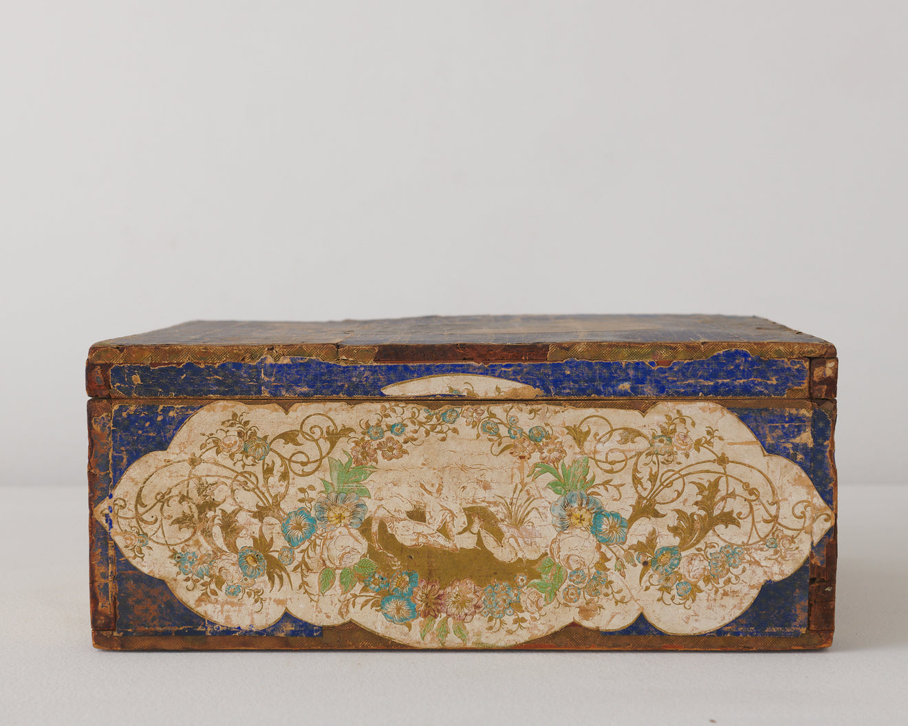 ANTIQUE AMERICAN DECOUPAGE SEWING BOX