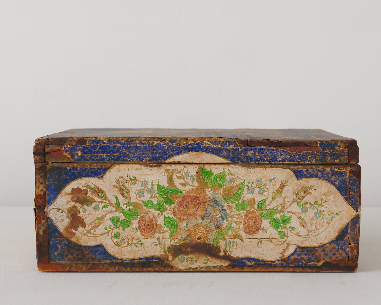 ANTIQUE AMERICAN DECOUPAGE SEWING BOX