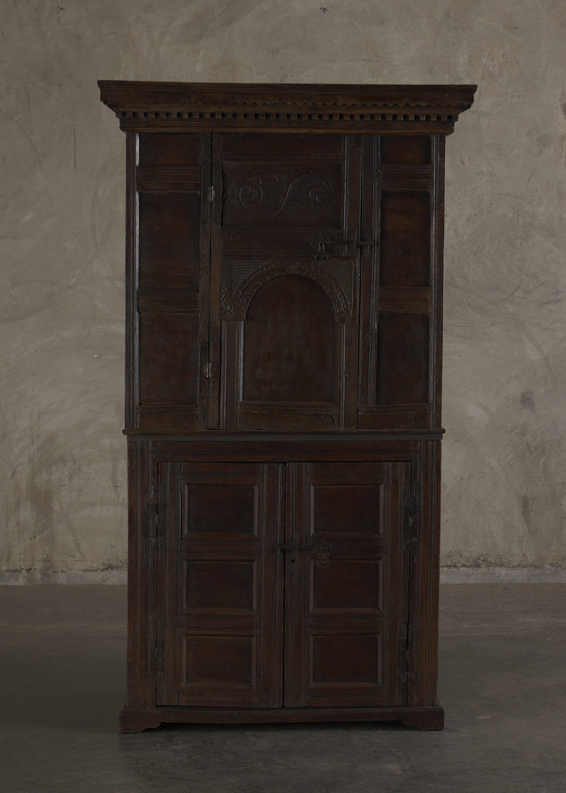 17TH C ENGLISH OAK CABINET
