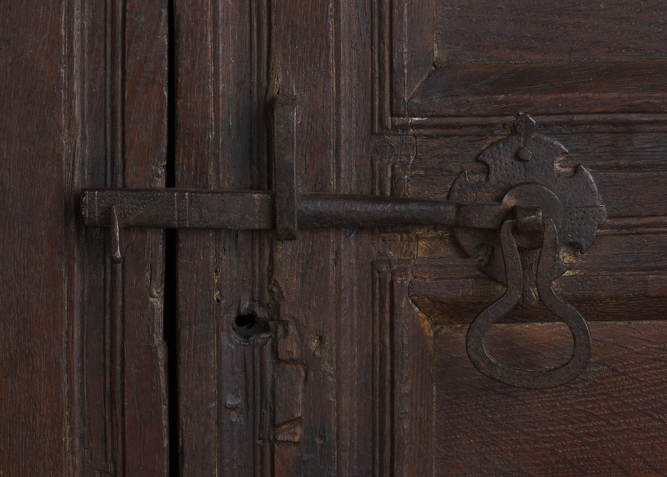 17TH C ENGLISH OAK CABINET