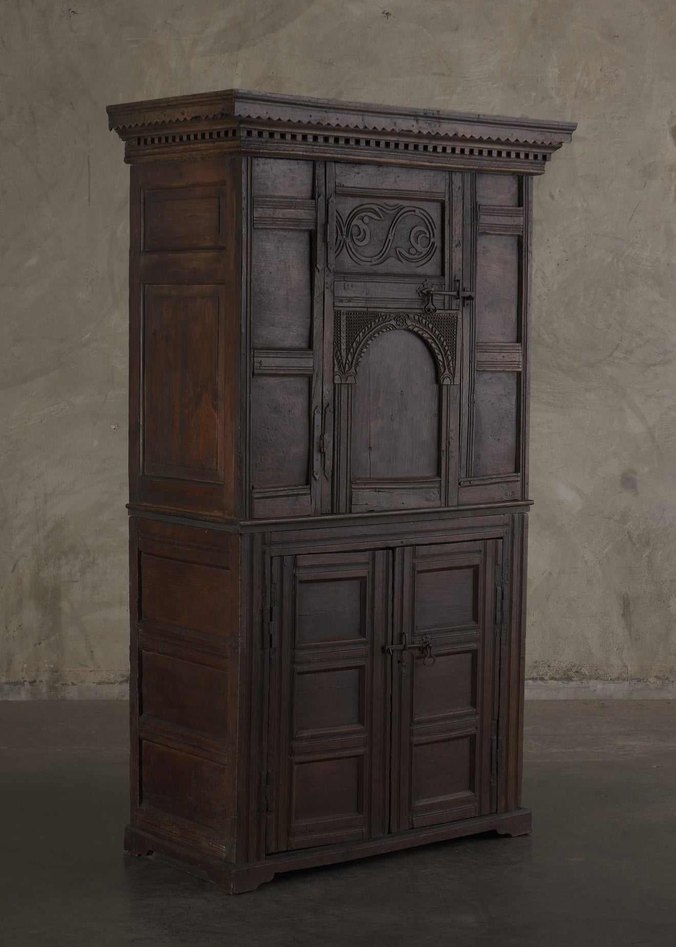 17TH C ENGLISH OAK CABINET