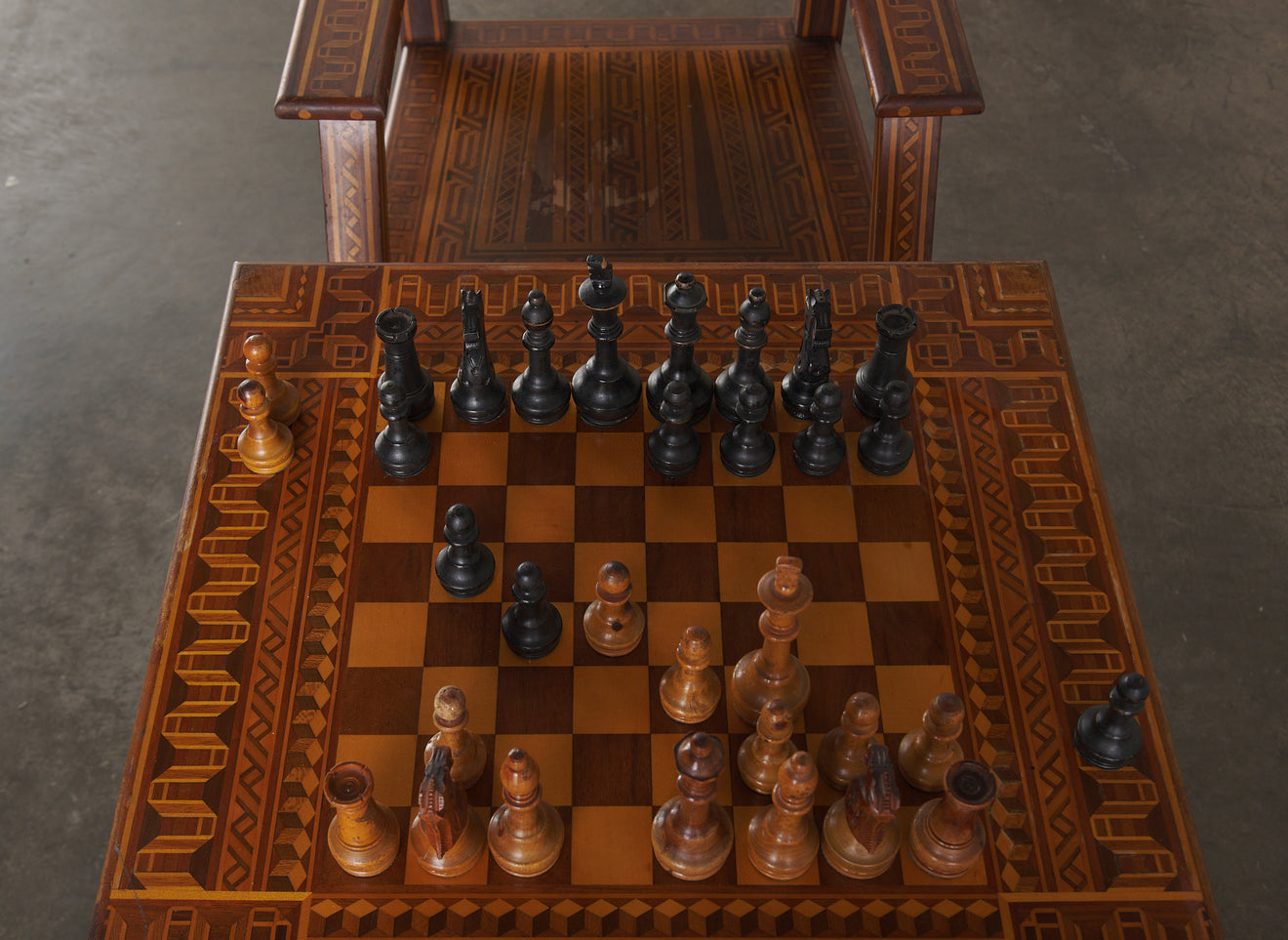 1940s MARQUETRY GAME TABLE WITH CHAIRS AND CHESS SET CRAFTED BY RAFAEL L ALACON