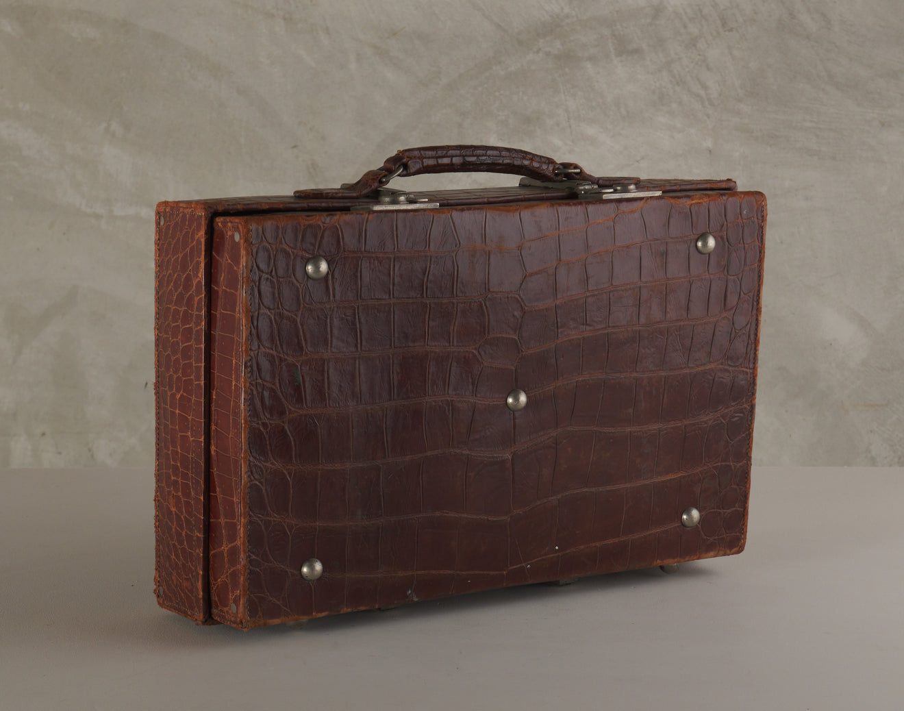 ANTIQUE EXPANDABLE CROCODILE SUITCASE, EARLY 20th C