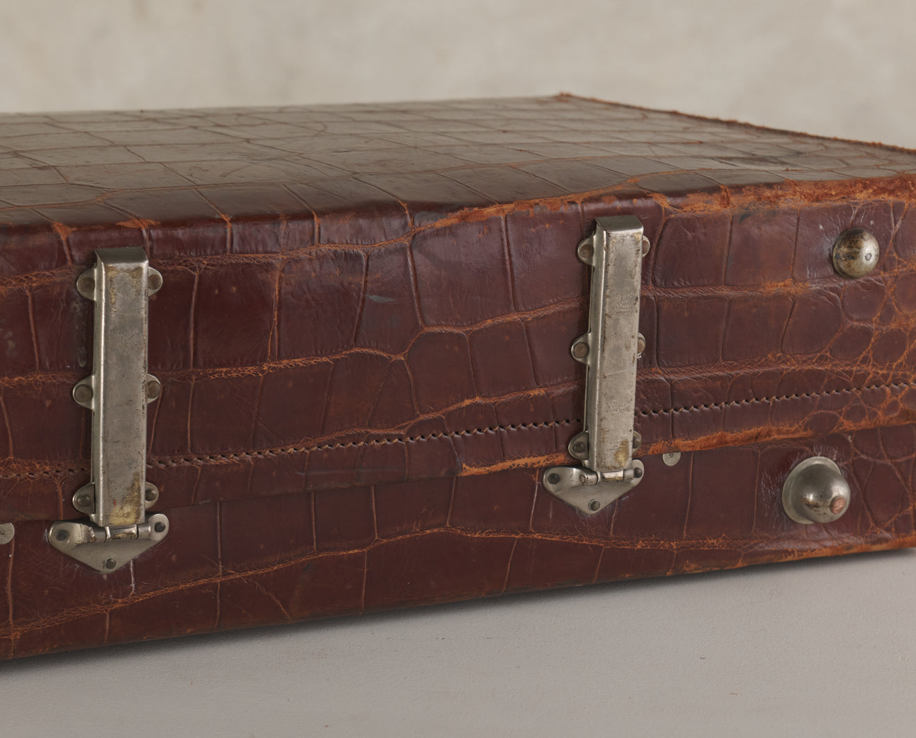 ANTIQUE EXPANDABLE CROCODILE SUITCASE, EARLY 20th C