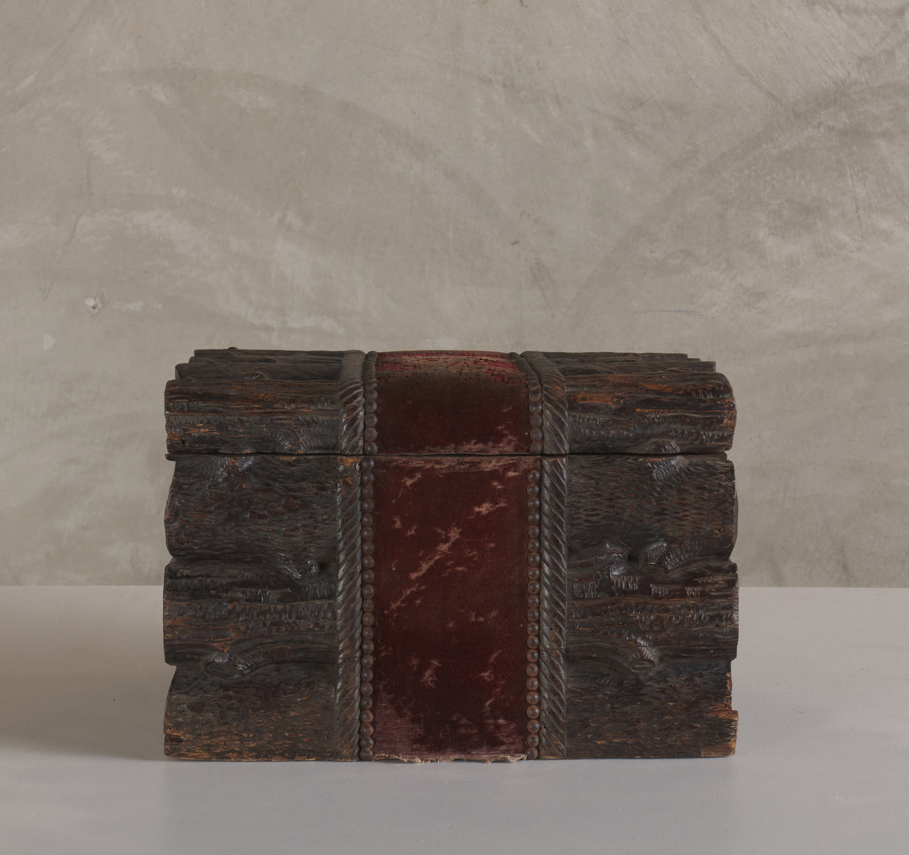 ANTIQUE BLACK FOREST CARVED STACKED LOGS TRUNK, c1900
