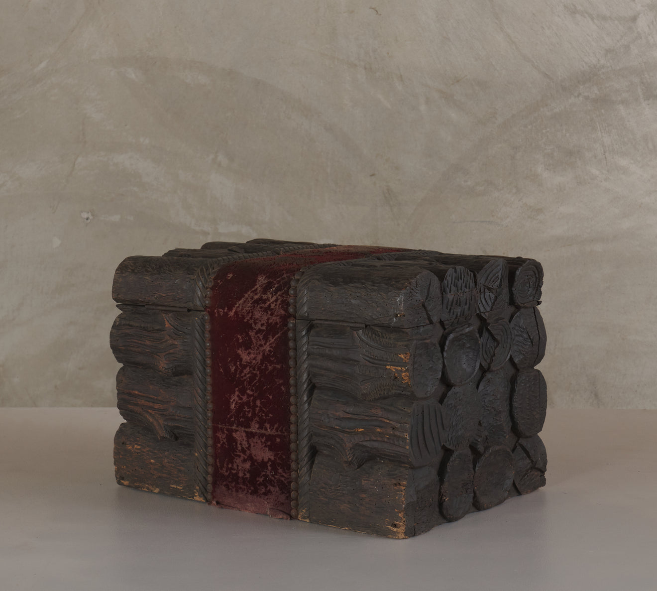 ANTIQUE BLACK FOREST CARVED STACKED LOGS TRUNK, c1900