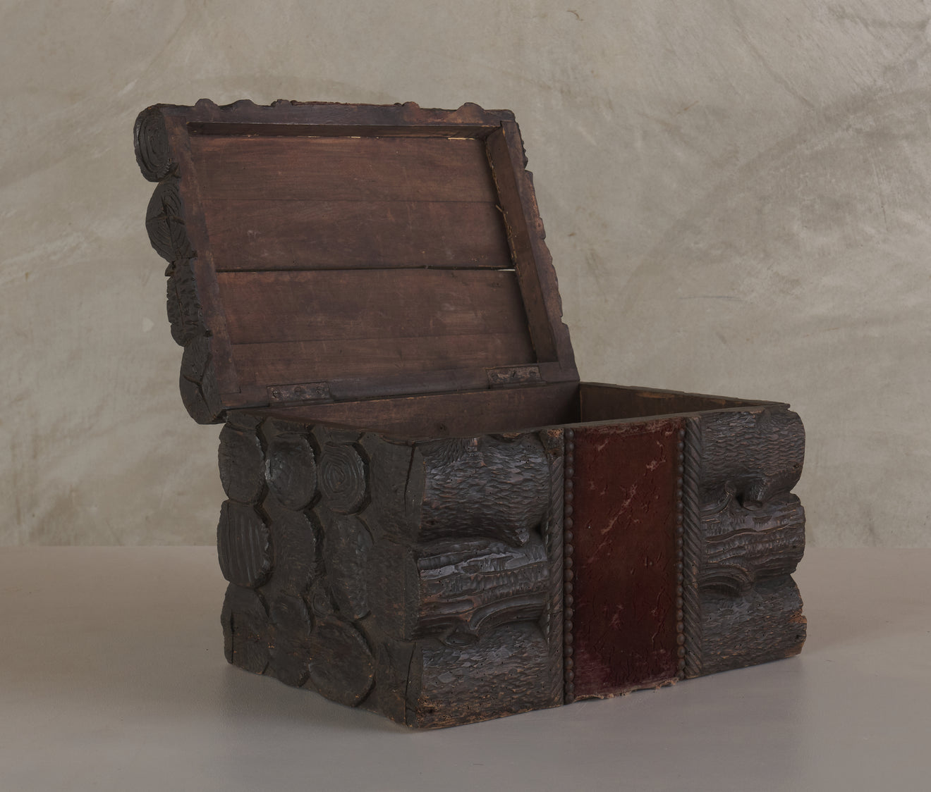 ANTIQUE BLACK FOREST CARVED STACKED LOGS TRUNK, c1900