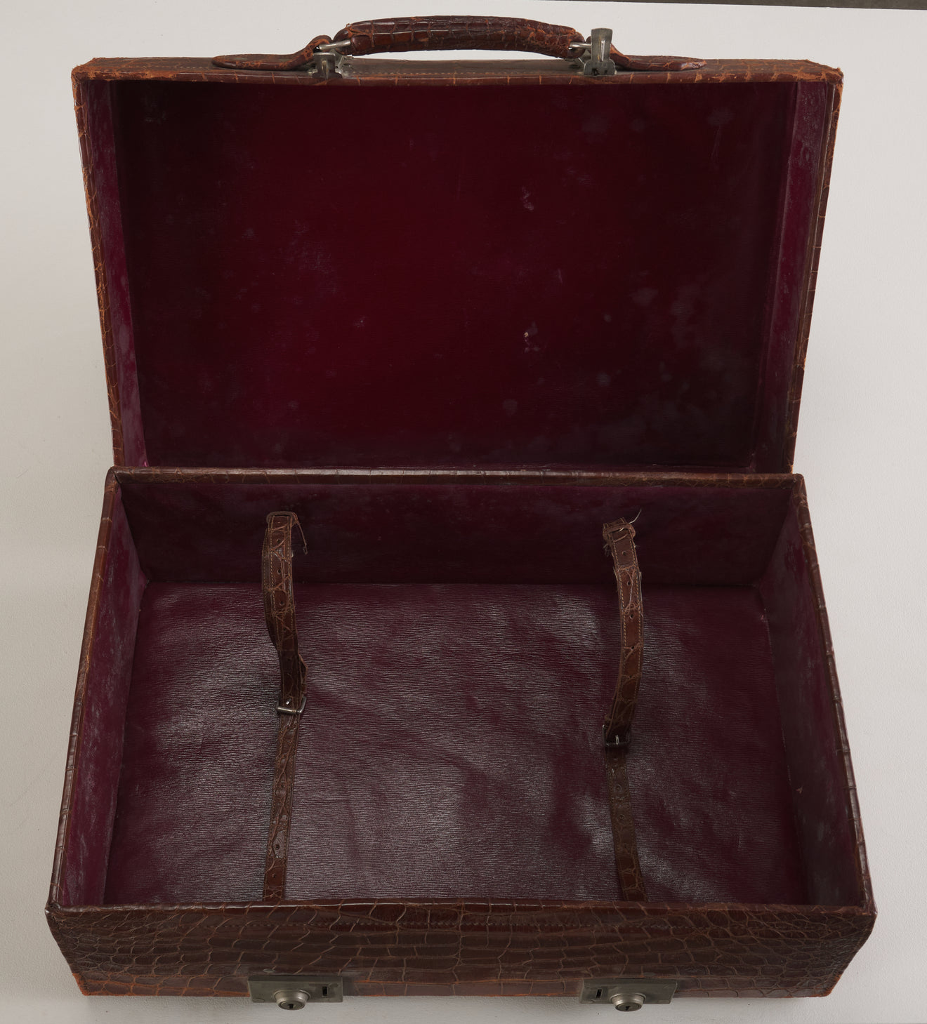 ANTIQUE EXPANDABLE CROCODILE SUITCASE, EARLY 20th C