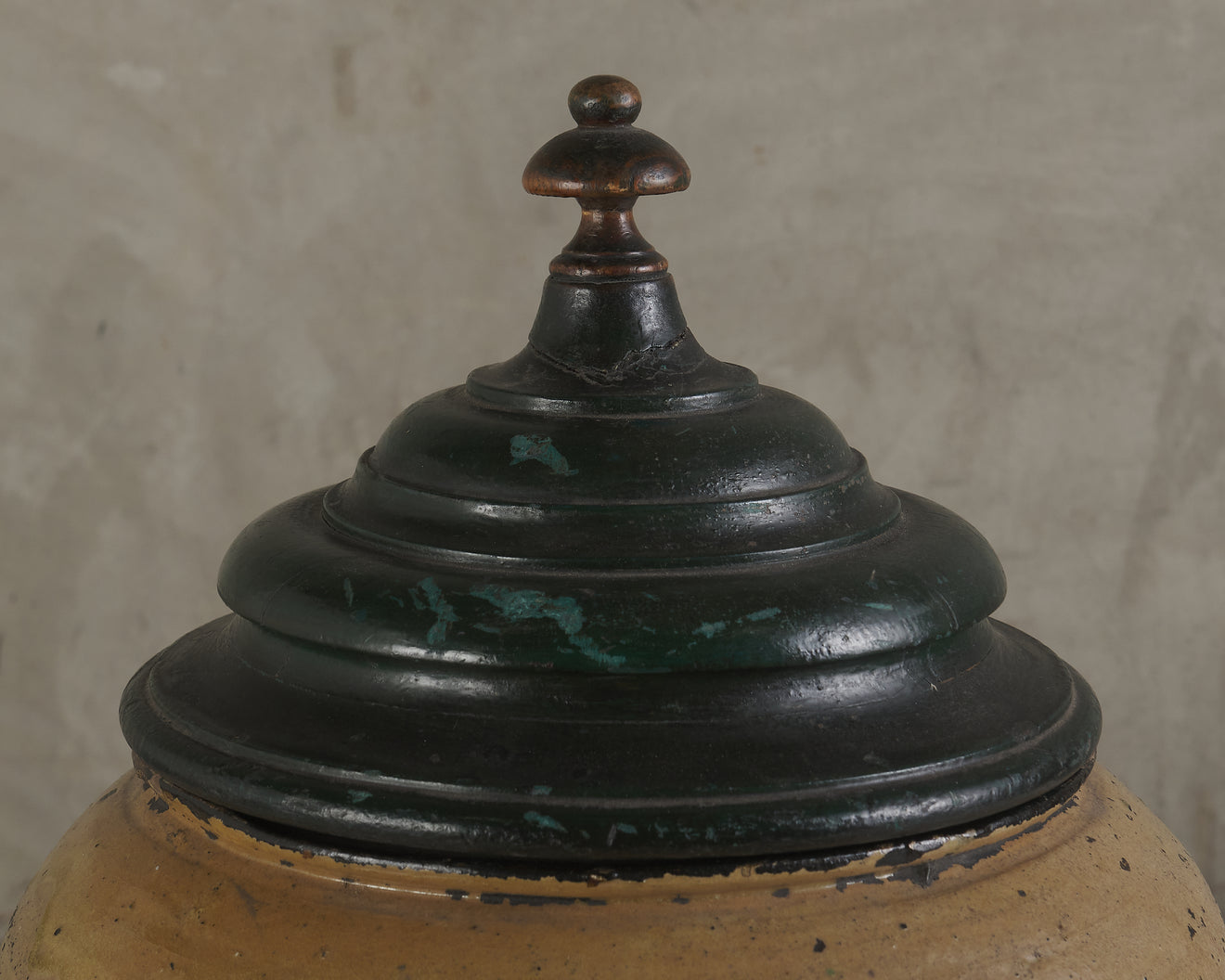 BRITISH STORAGE JAR WITH PERIOD TURNED WOOD LID, late 18th / early 19th C