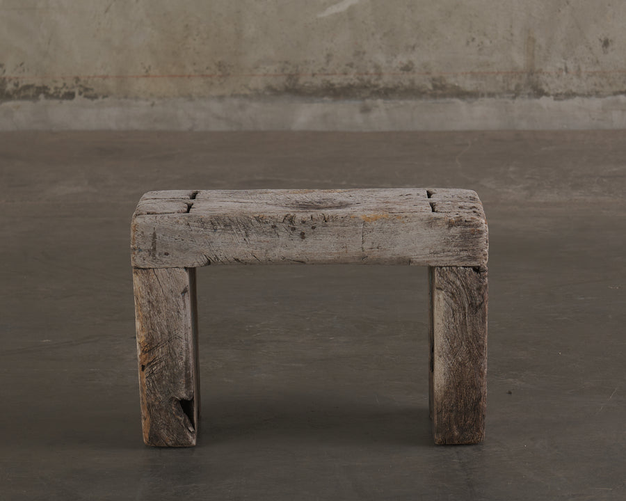 COLONIAL TABLE WITH DOVETAIL JOINERY