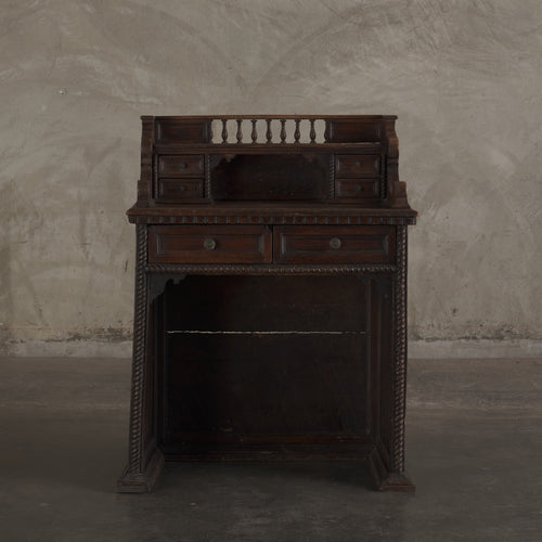 CONTINENTAL 17TH C WALNUT WRITING DESK