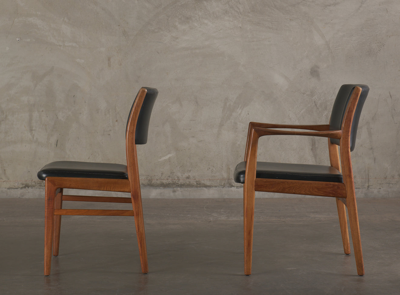 DANISH MODERN TEAK DINING TABLE WITH 6 CHAIRS