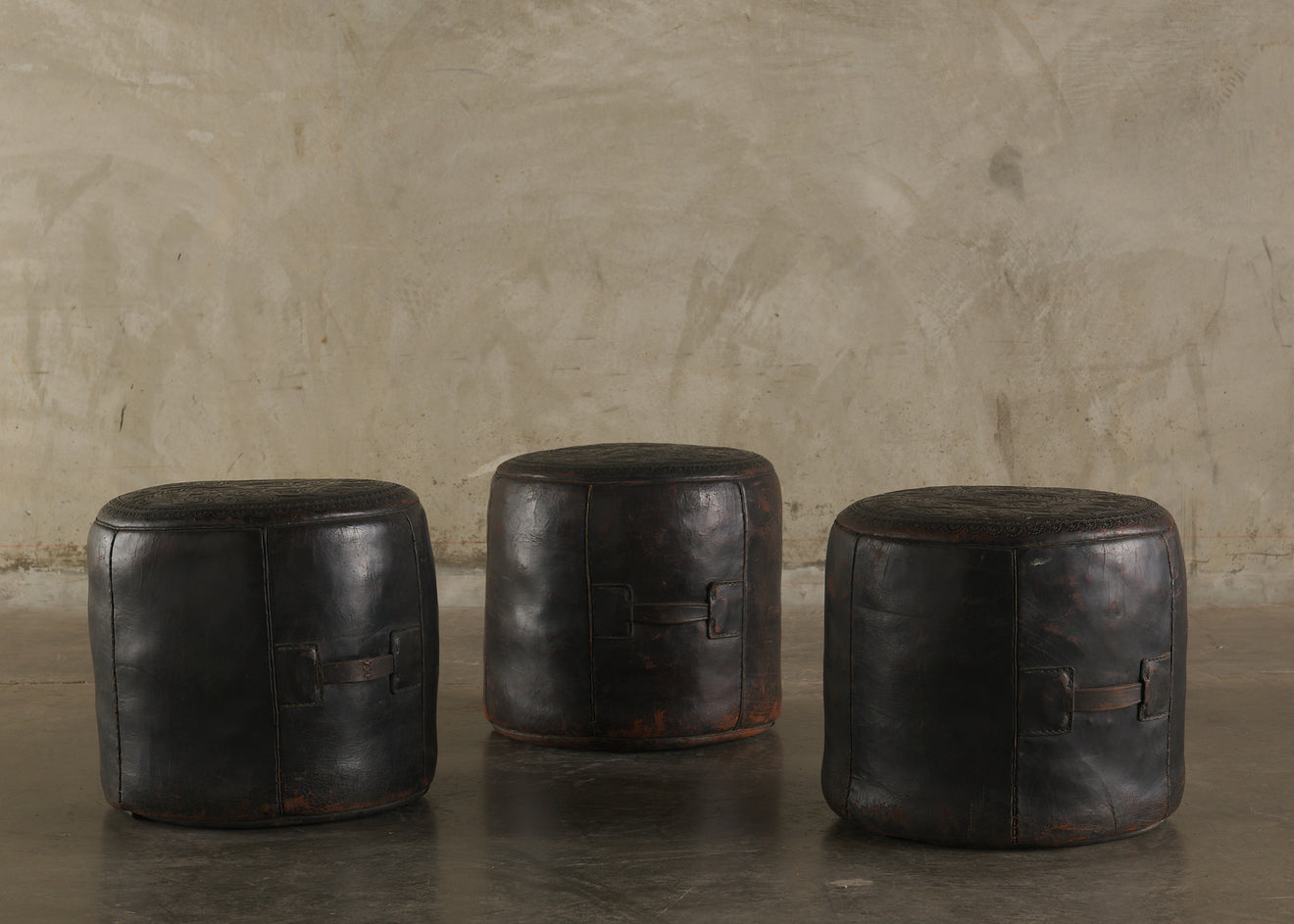 EMBBOSSED SADDLE LEATHER POUFS WITH HANDLES Blackman Cruz