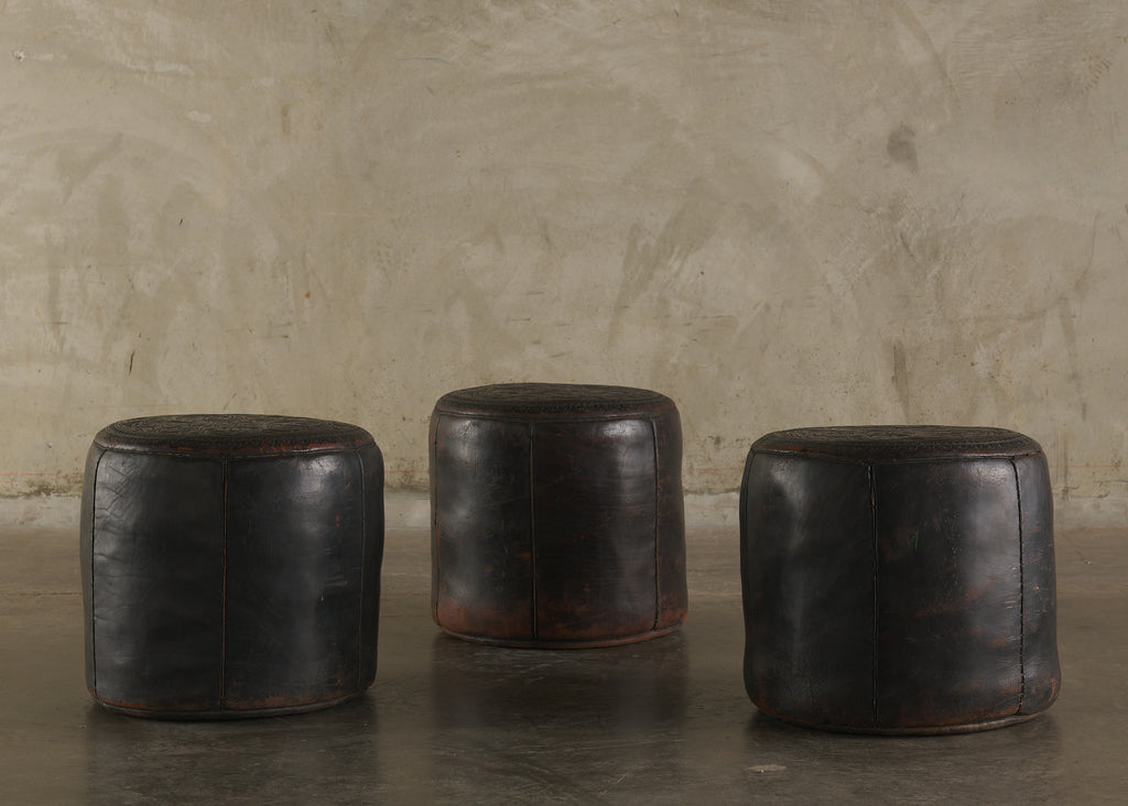 EMBBOSSED SADDLE LEATHER POUFS WITH HANDLES Blackman Cruz