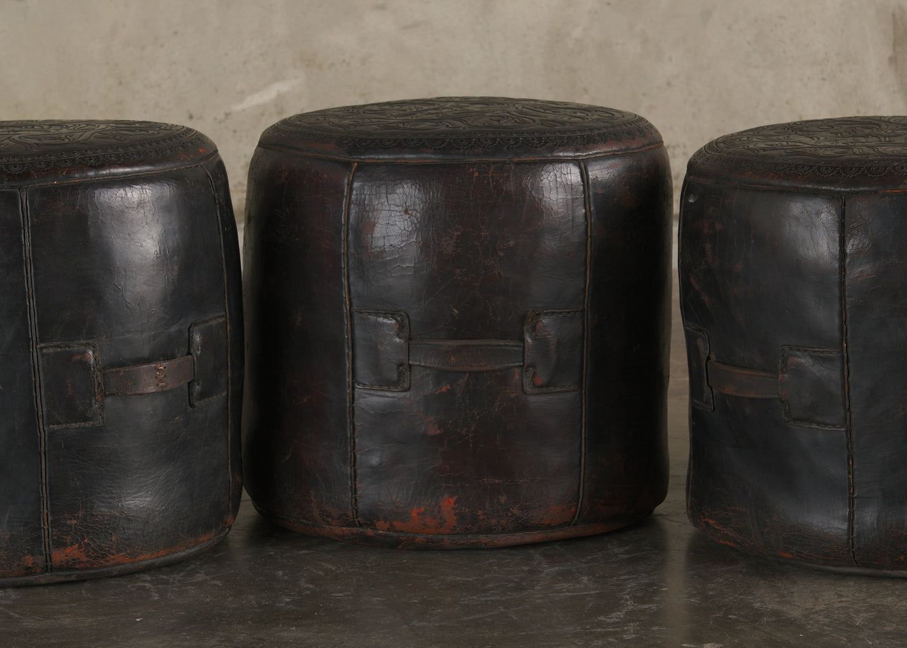 EMBBOSSED SADDLE LEATHER POUFS WITH HANDLES Blackman Cruz