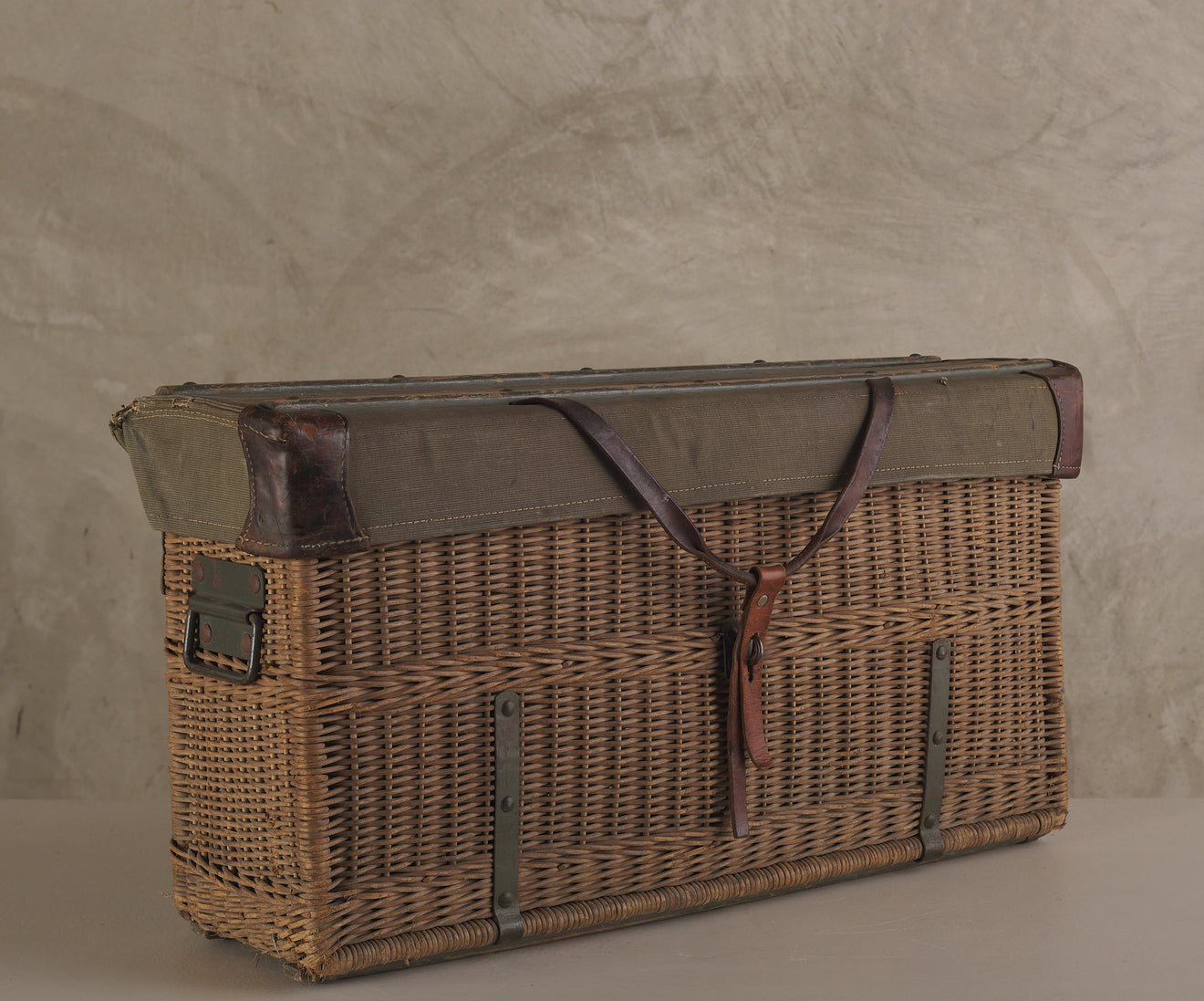 ENGLISH WICKER SPORTS CLUB TRAVELING BASKET