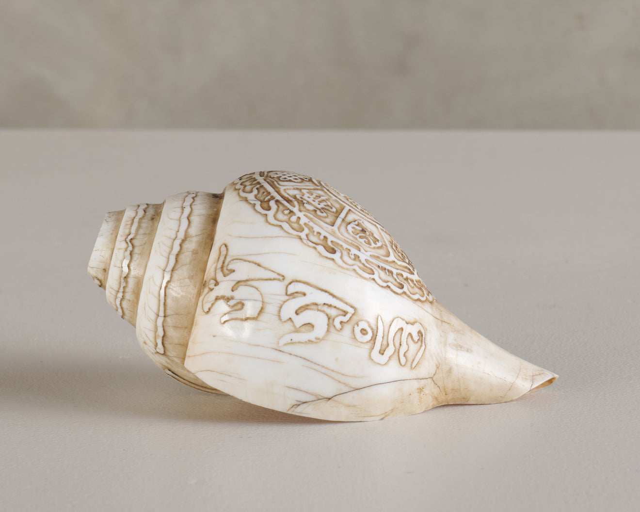 FINELY CARVED TIBETAN BUDDHIST RITUAL CONCH TRUMPET