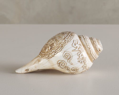 FINELY CARVED TIBETAN BUDDHIST RITUAL CONCH TRUMPET