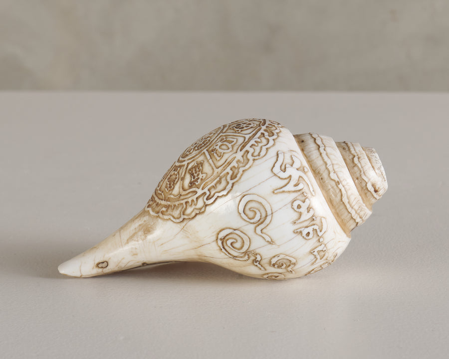 FINELY CARVED TIBETAN BUDDHIST RITUAL CONCH TRUMPET