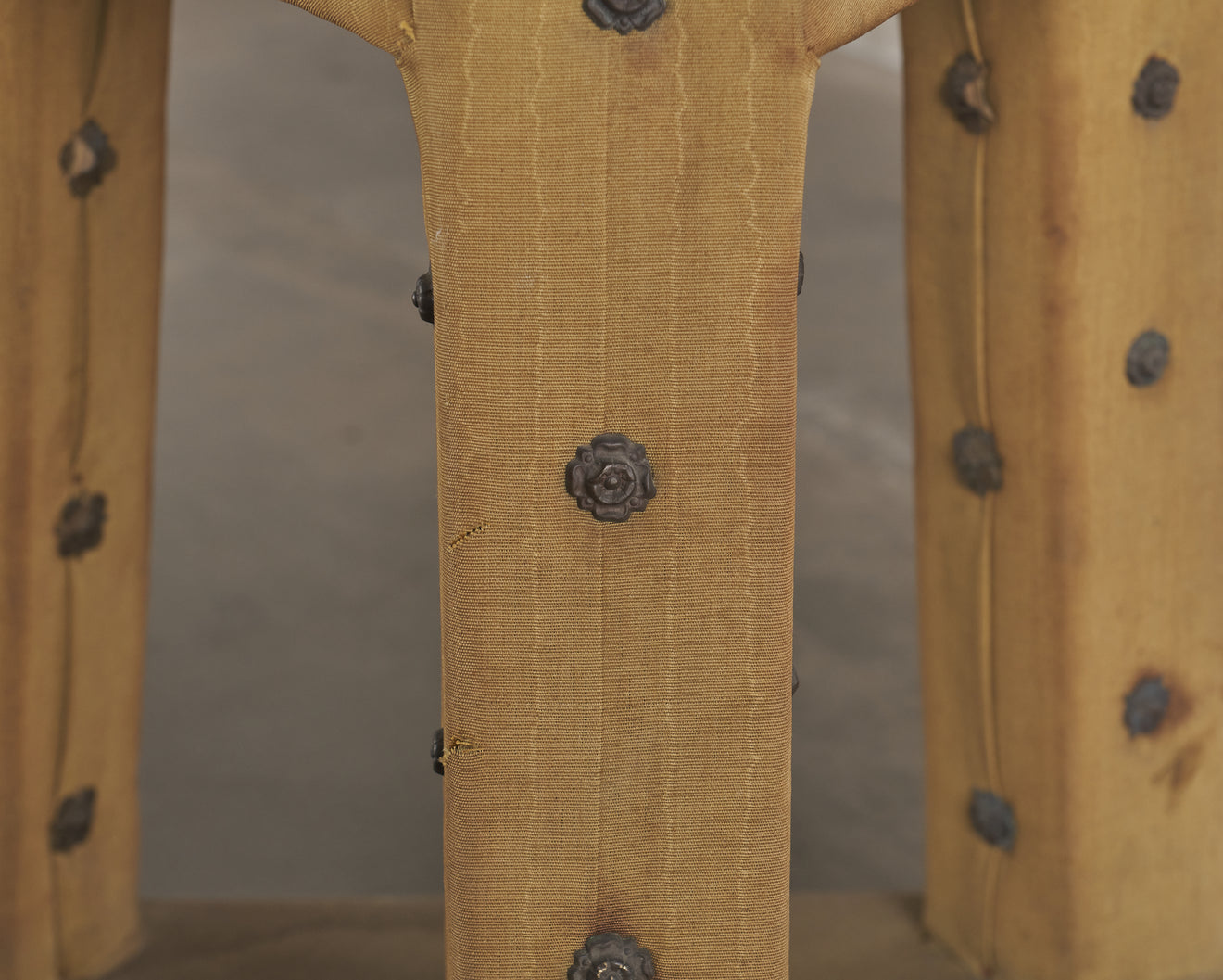 GEORGE III TRI-LEG CANVAS COVERED SCULPTURE STAND, BRITAIN, c1820