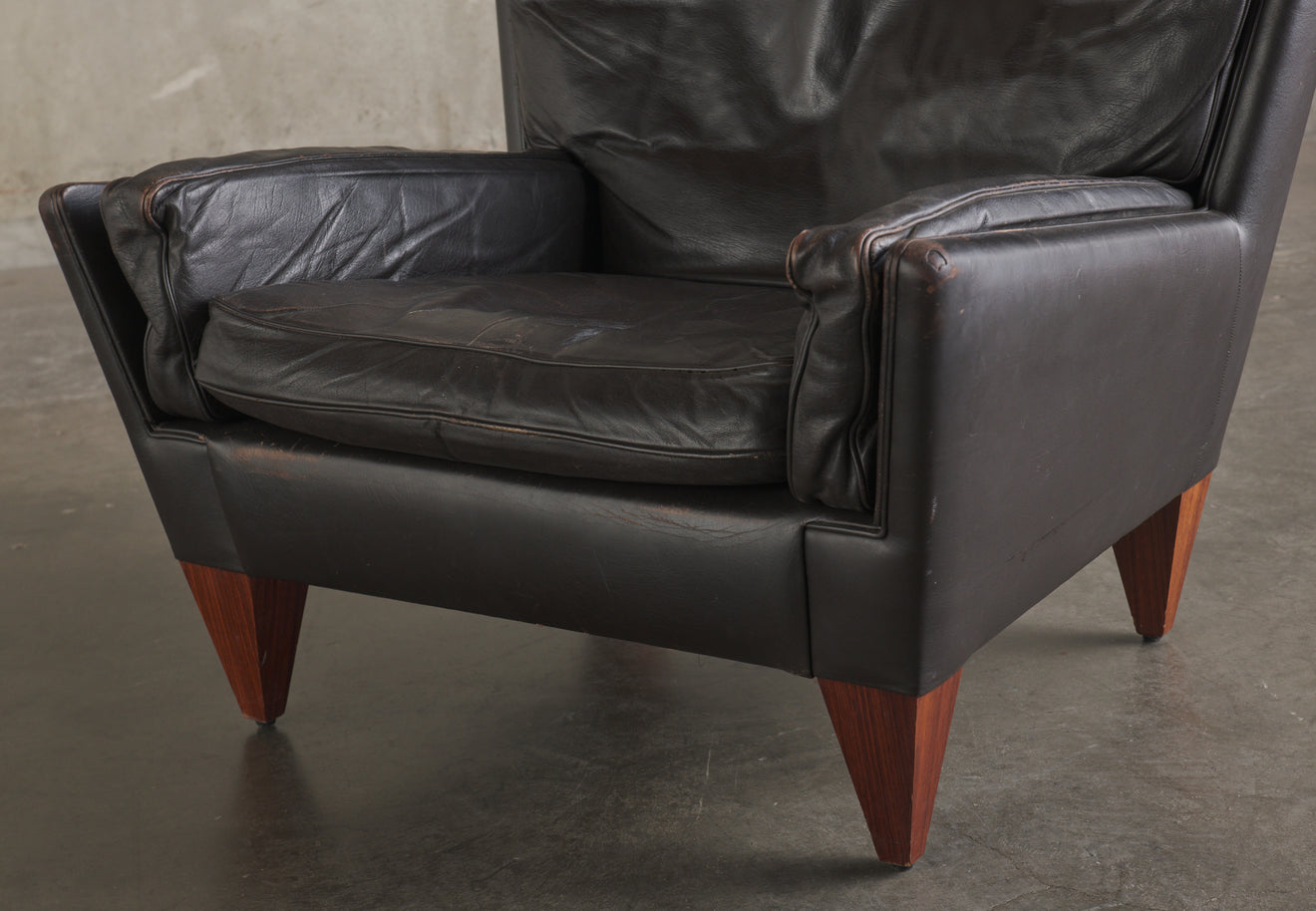 ILLUM WIKKELSO (1919-1999) PYRAMID LOUNGE CHAIR, MODEL V11 AND OTTOMAN
