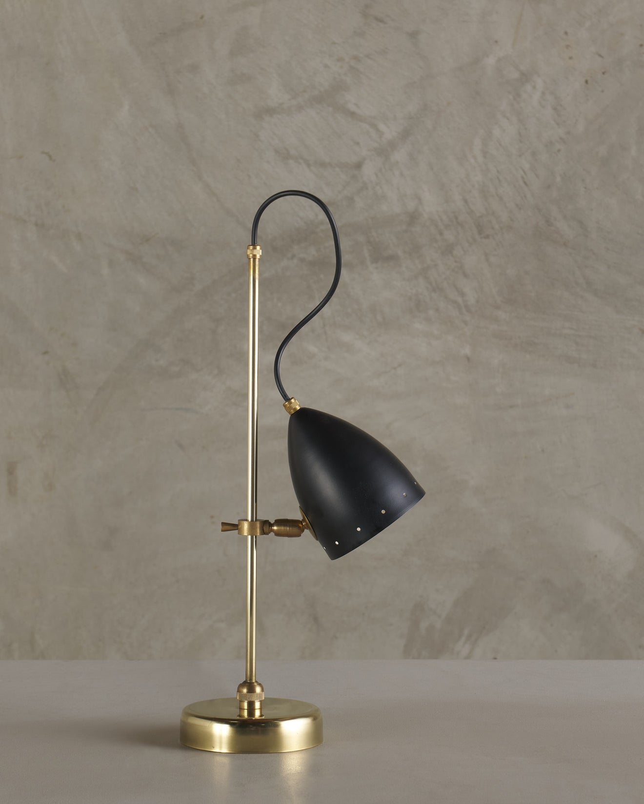 ITALIAN ADJUSTABLE TABLE LAMP IN THE MANNER OF OSCAR TORLASCO, ITALY 1950