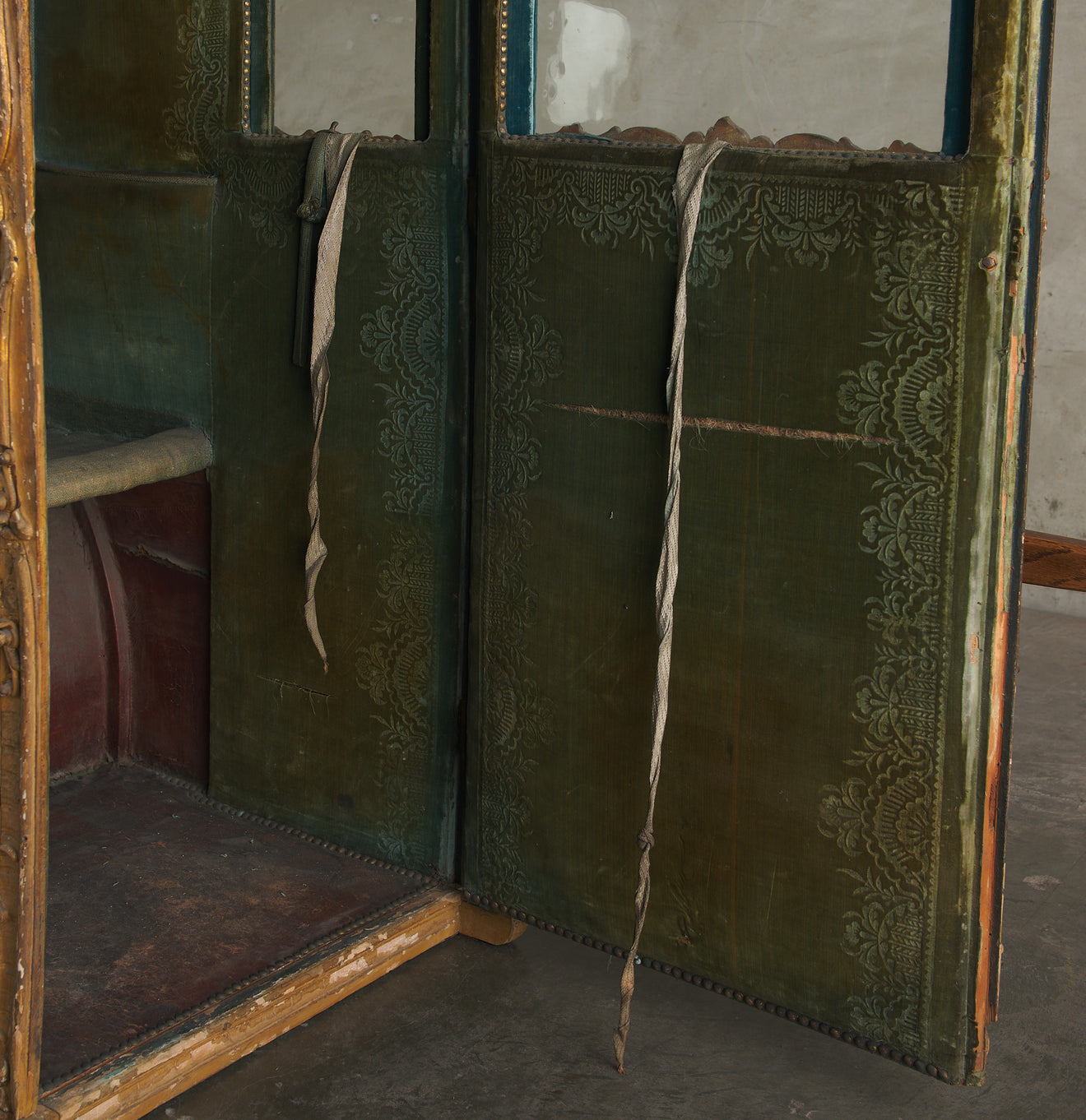 ITALIAN CARVED AND GILDED SEDAN CHAIR WITH ORIGINAL INTERIOR AND GLASS