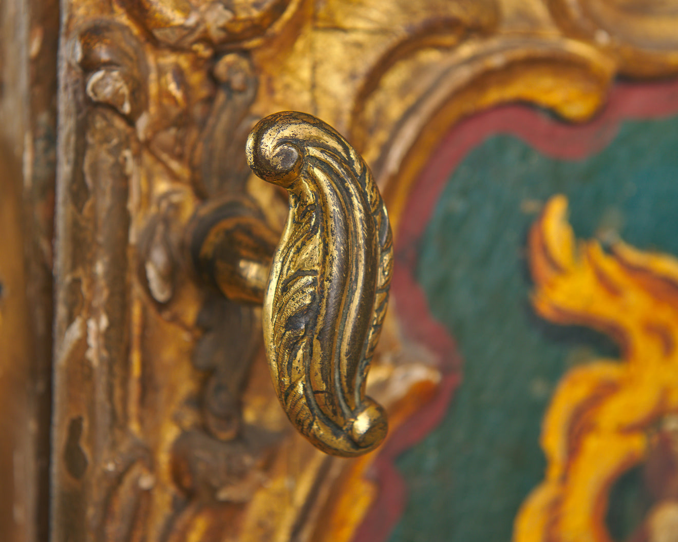 ITALIAN CARVED AND GILDED SEDAN CHAIR WITH ORIGINAL INTERIOR AND GLASS