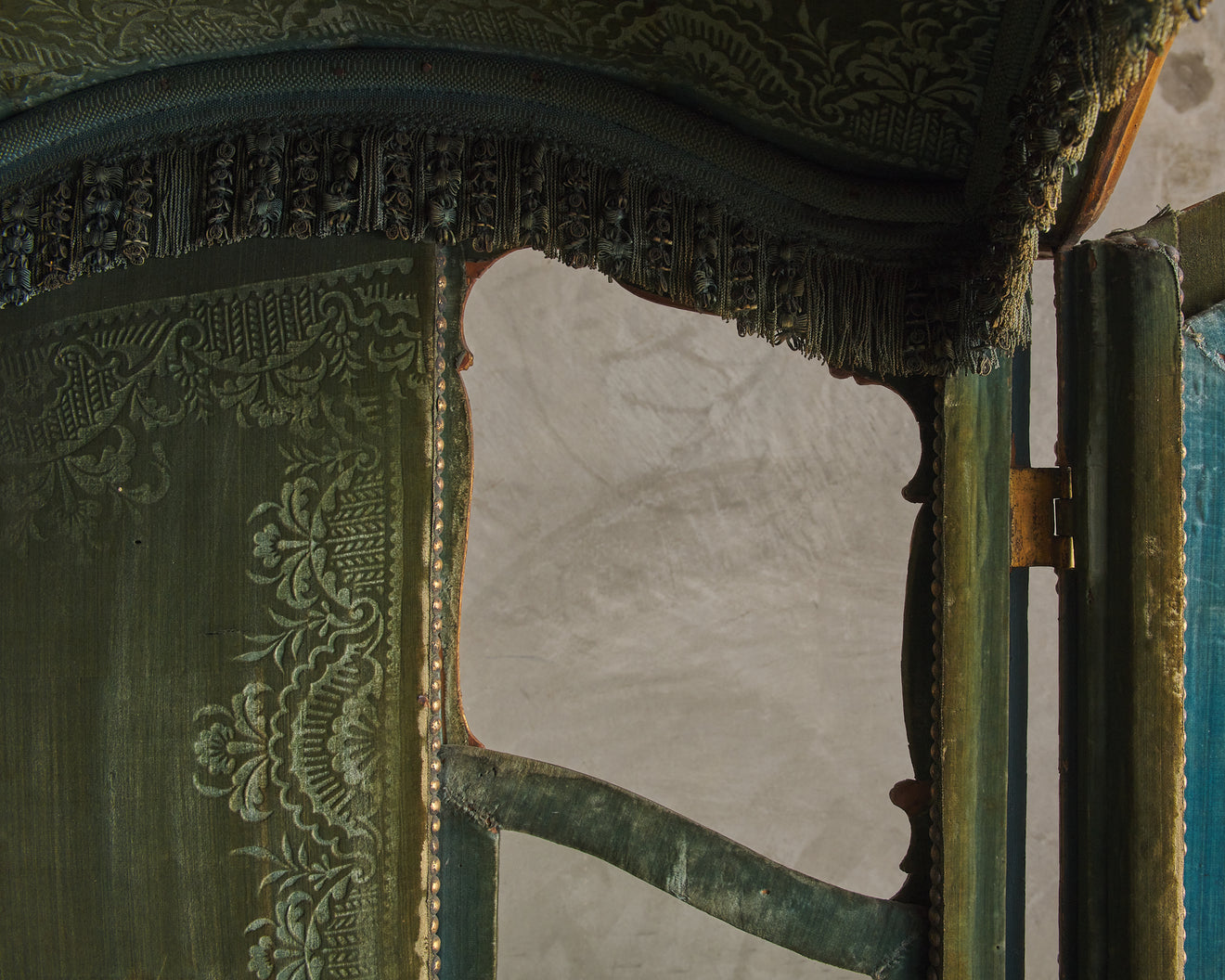 ITALIAN CARVED AND GILDED SEDAN CHAIR WITH ORIGINAL INTERIOR AND GLASS