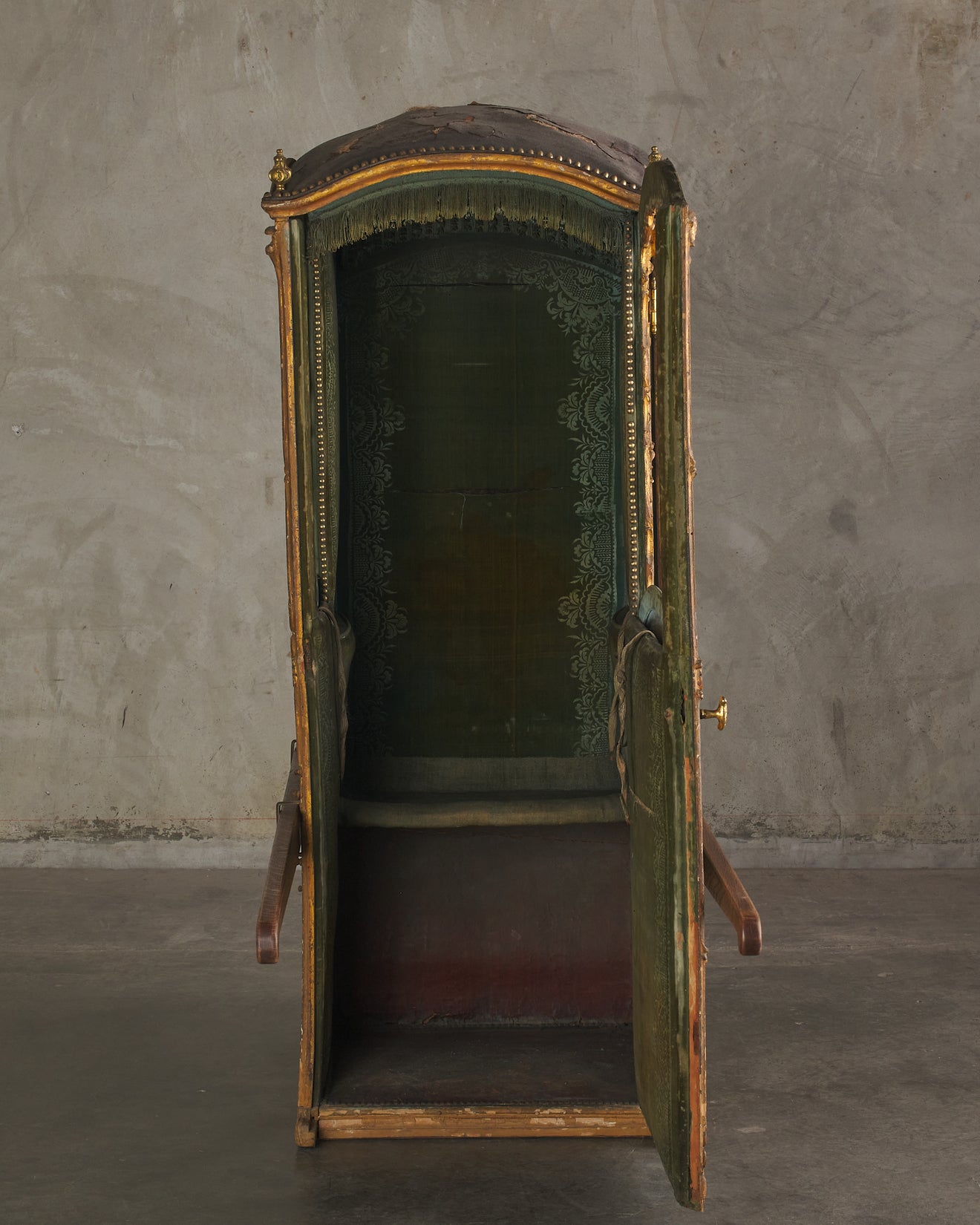 ITALIAN CARVED AND GILDED SEDAN CHAIR WITH ORIGINAL INTERIOR AND GLASS