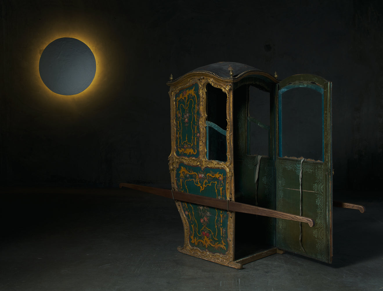 ITALIAN CARVED AND GILDED SEDAN CHAIR WITH ORIGINAL INTERIOR AND GLASS