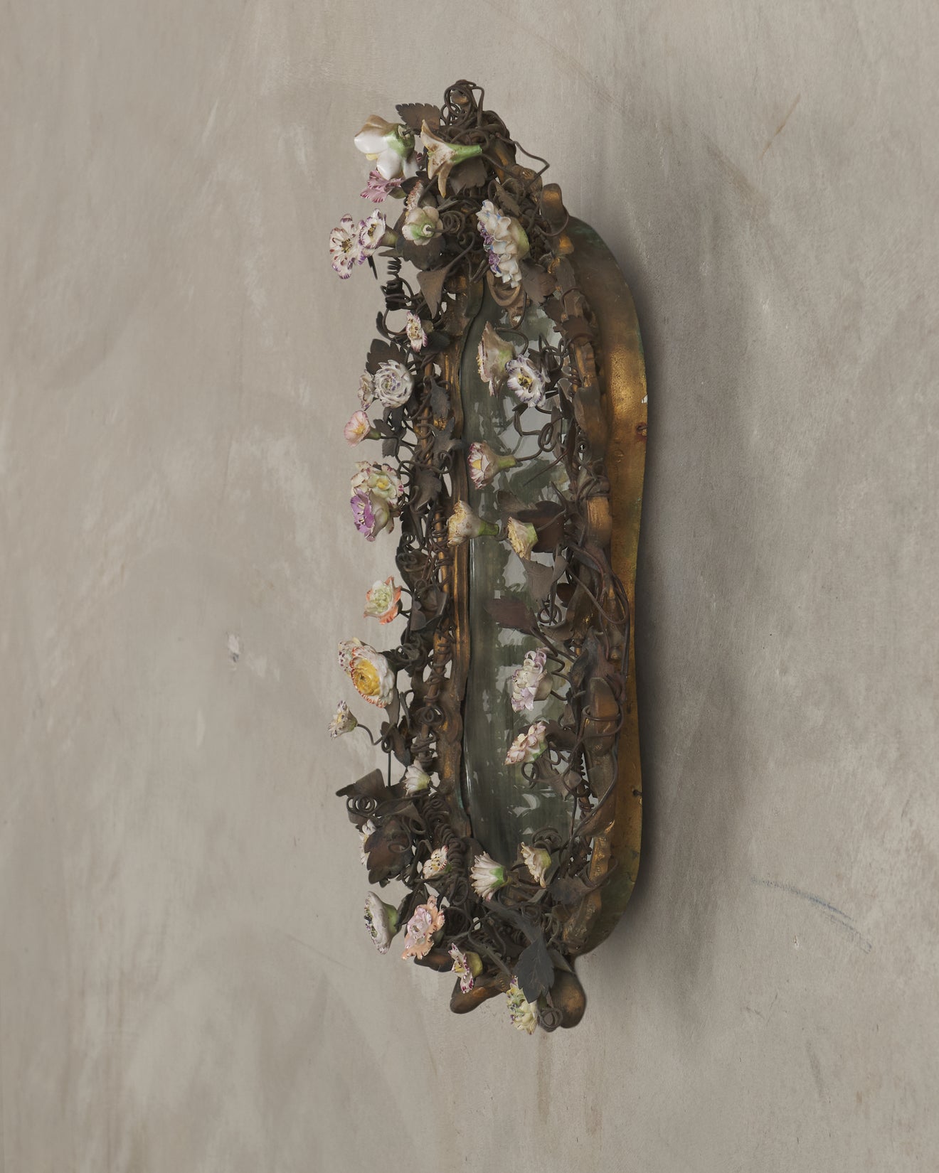 ITALIAN WALL MIRROR WITH PORCELAIN FLOWERS AND ORIGINAL MIRROR, 20th C