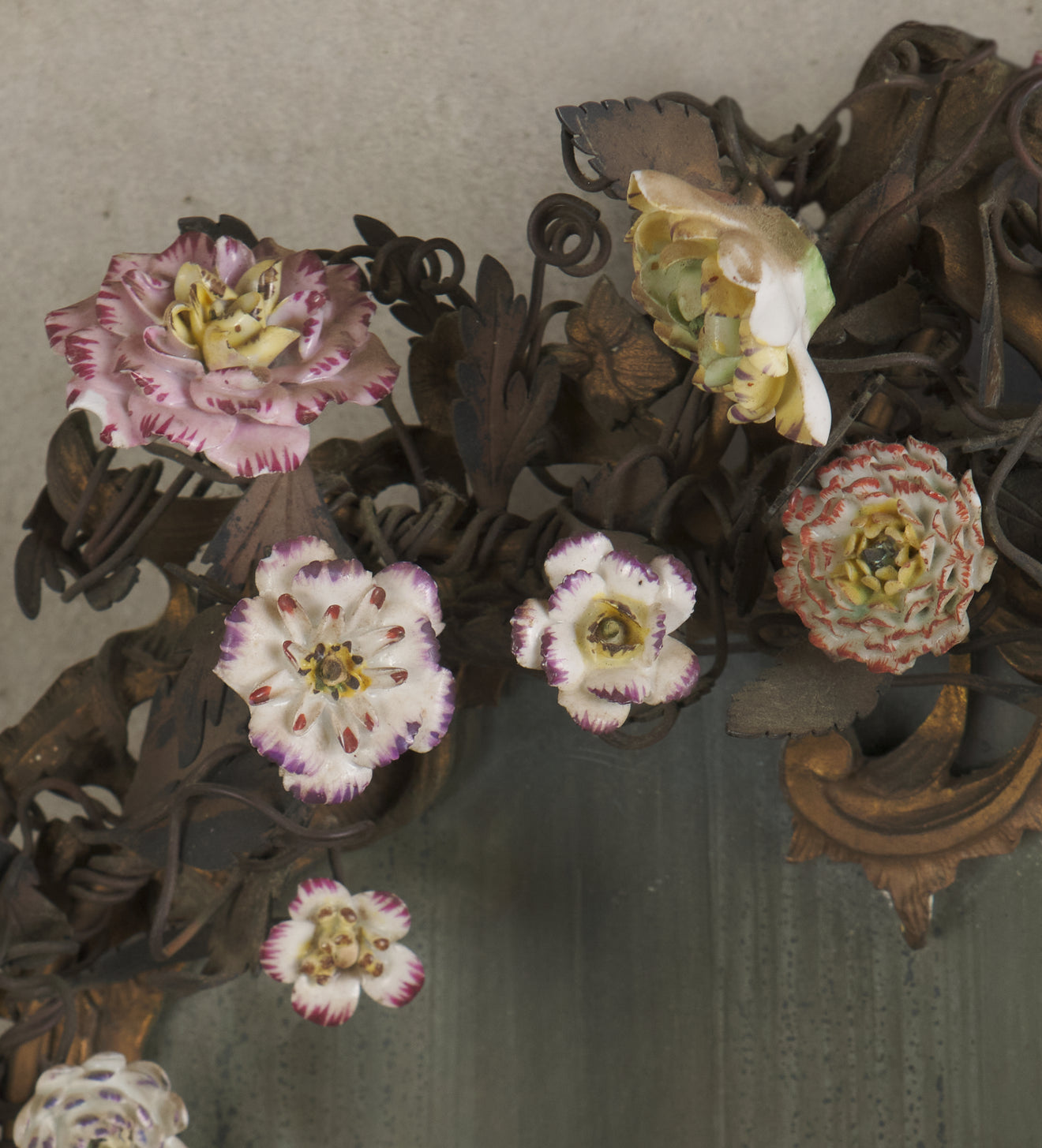 ITALIAN WALL MIRROR WITH PORCELAIN FLOWERS AND ORIGINAL MIRROR, 20th C