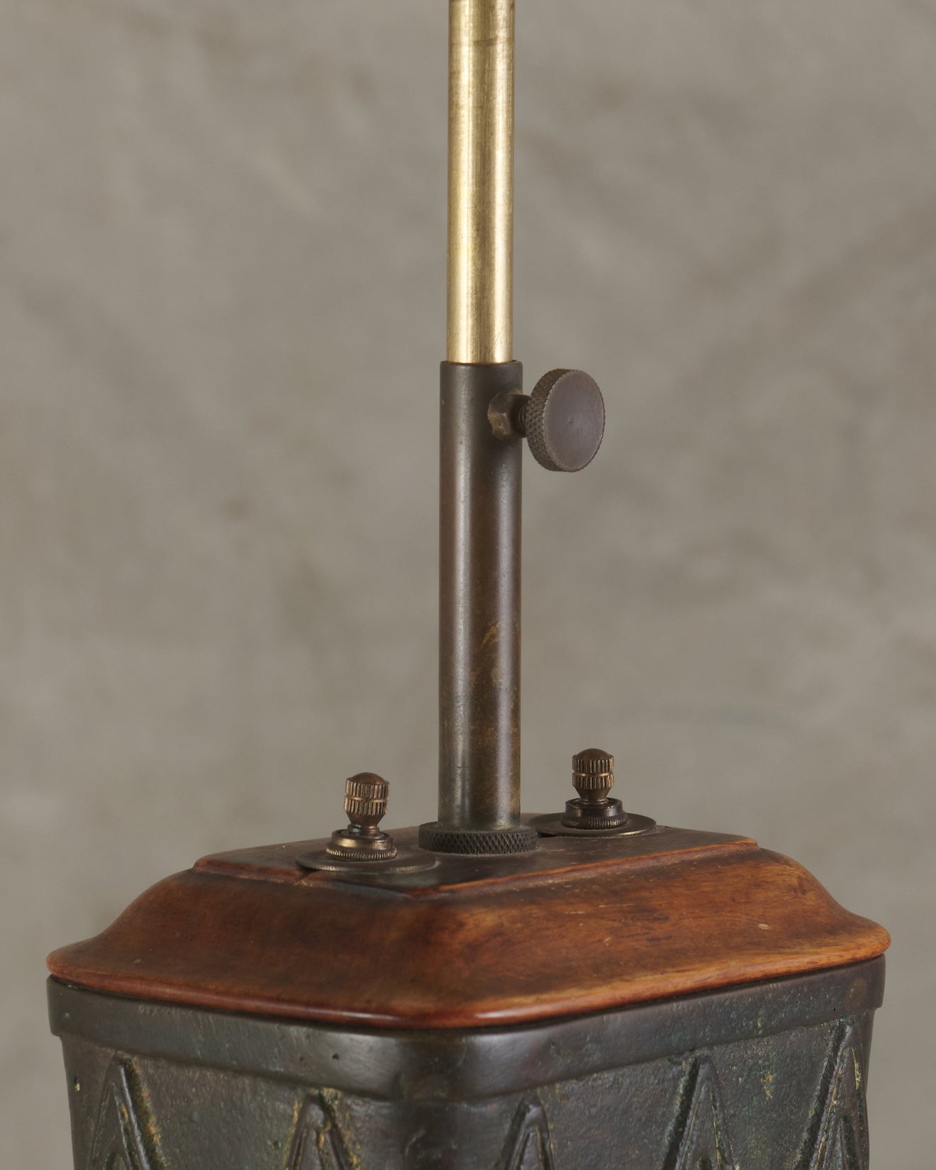 JAMES MONT BRONZE CHINOISSERIE TABLE LAMP, 1950