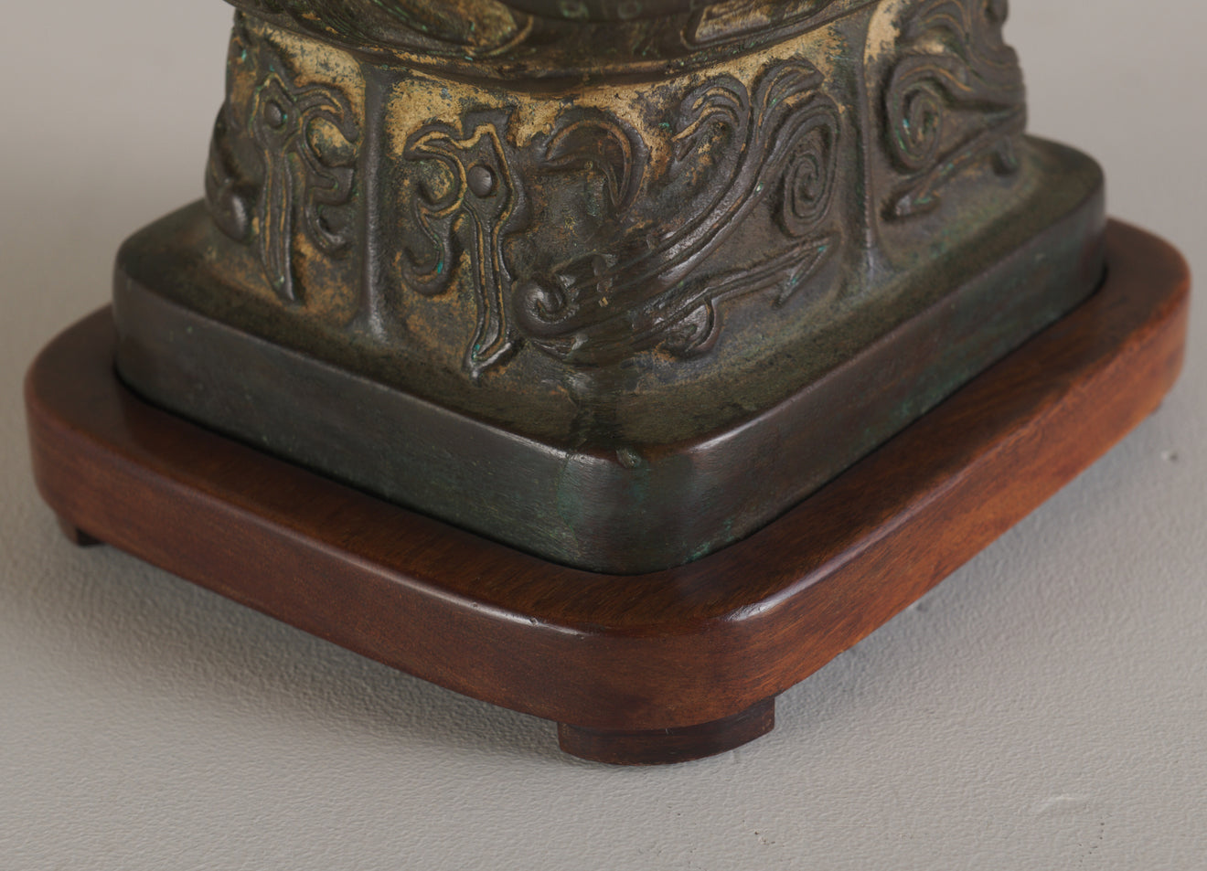 JAMES MONT BRONZE CHINOISSERIE TABLE LAMP, 1950