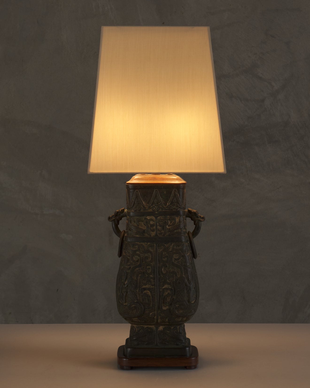 JAMES MONT BRONZE CHINOISSERIE TABLE LAMP, 1950