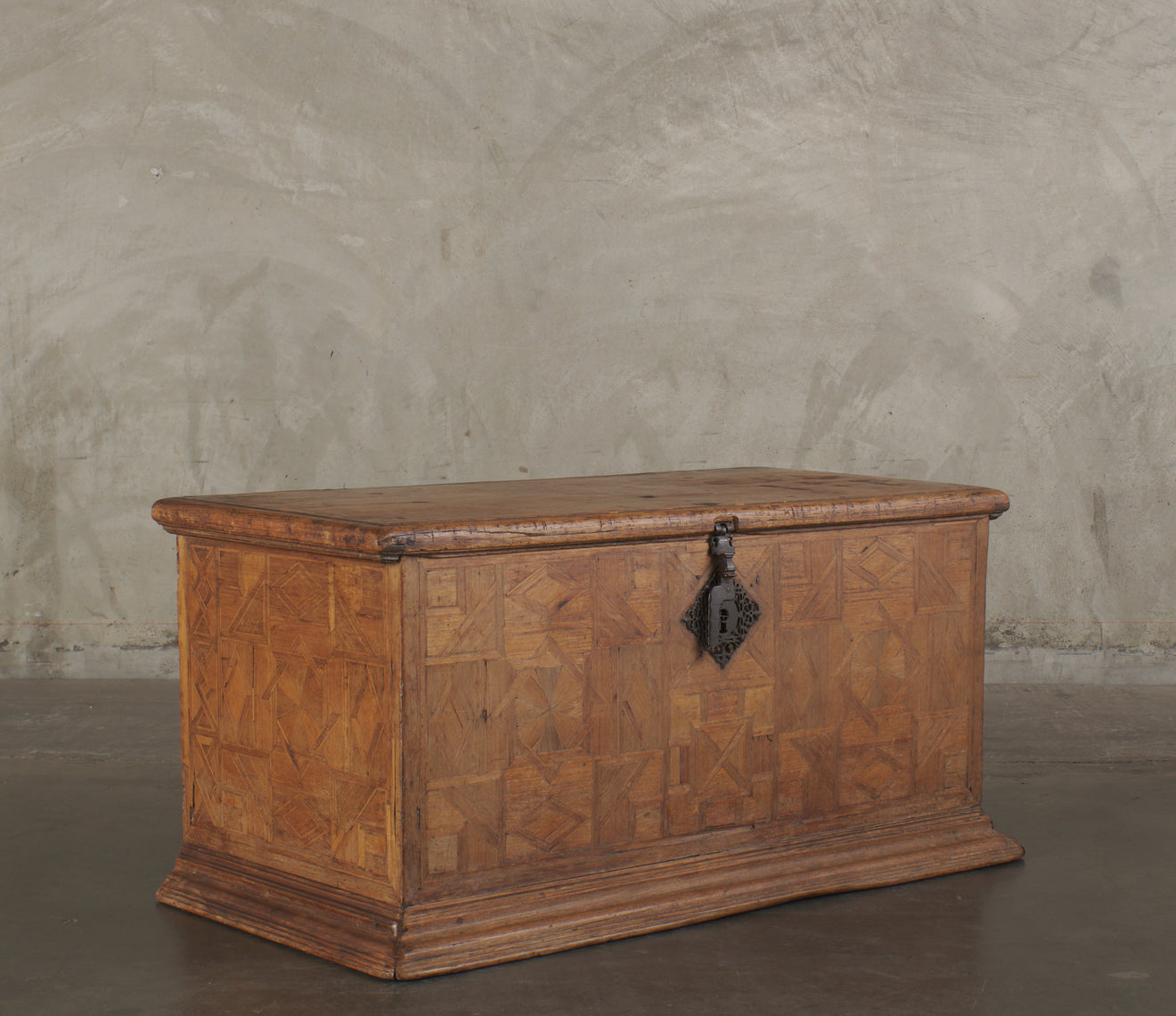 MARKETRY TRUNK WITH ORIGINAL HARDWARE, 18TH C, MX