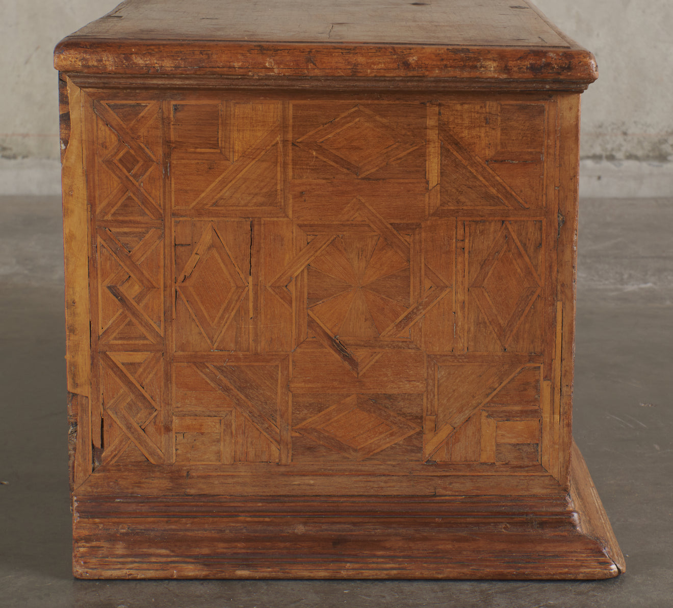 MARKETRY TRUNK WITH ORIGINAL HARDWARE, 18TH C, MX