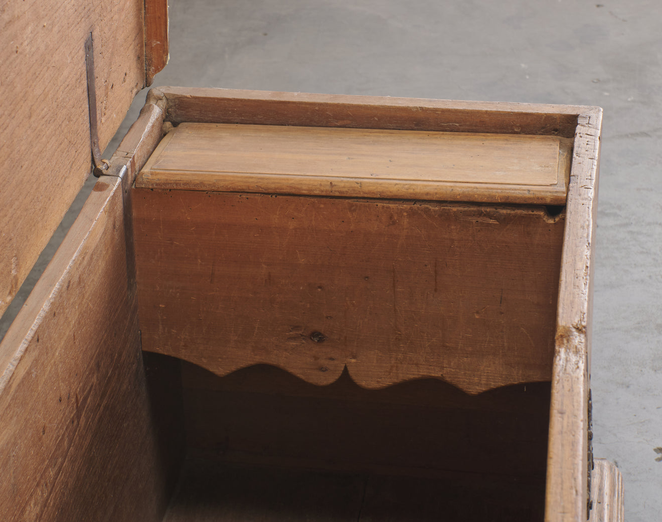 MARKETRY TRUNK WITH ORIGINAL HARDWARE, 18TH C, MX