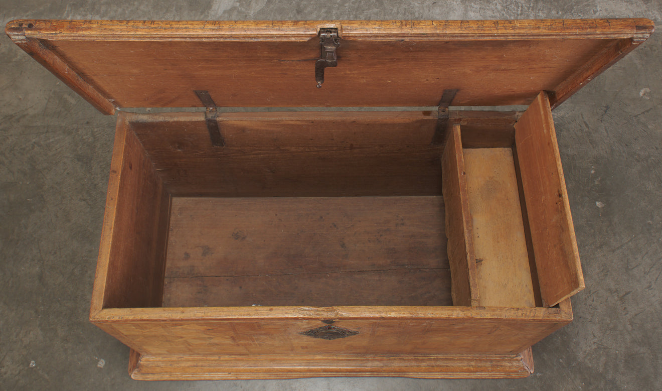 MARKETRY TRUNK WITH ORIGINAL HARDWARE, 18TH C, MX