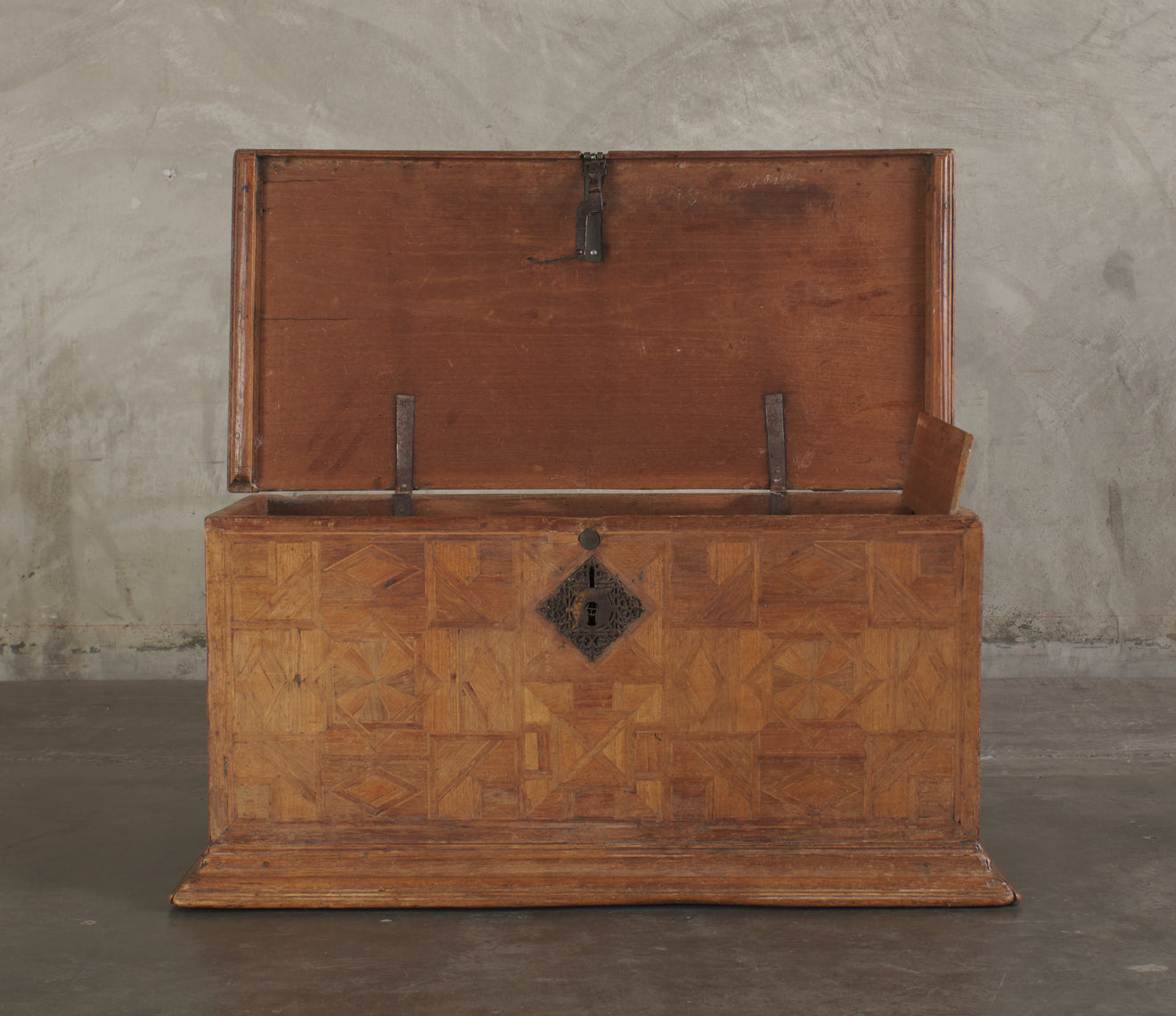 MARKETRY TRUNK WITH ORIGINAL HARDWARE, 18TH C, MX